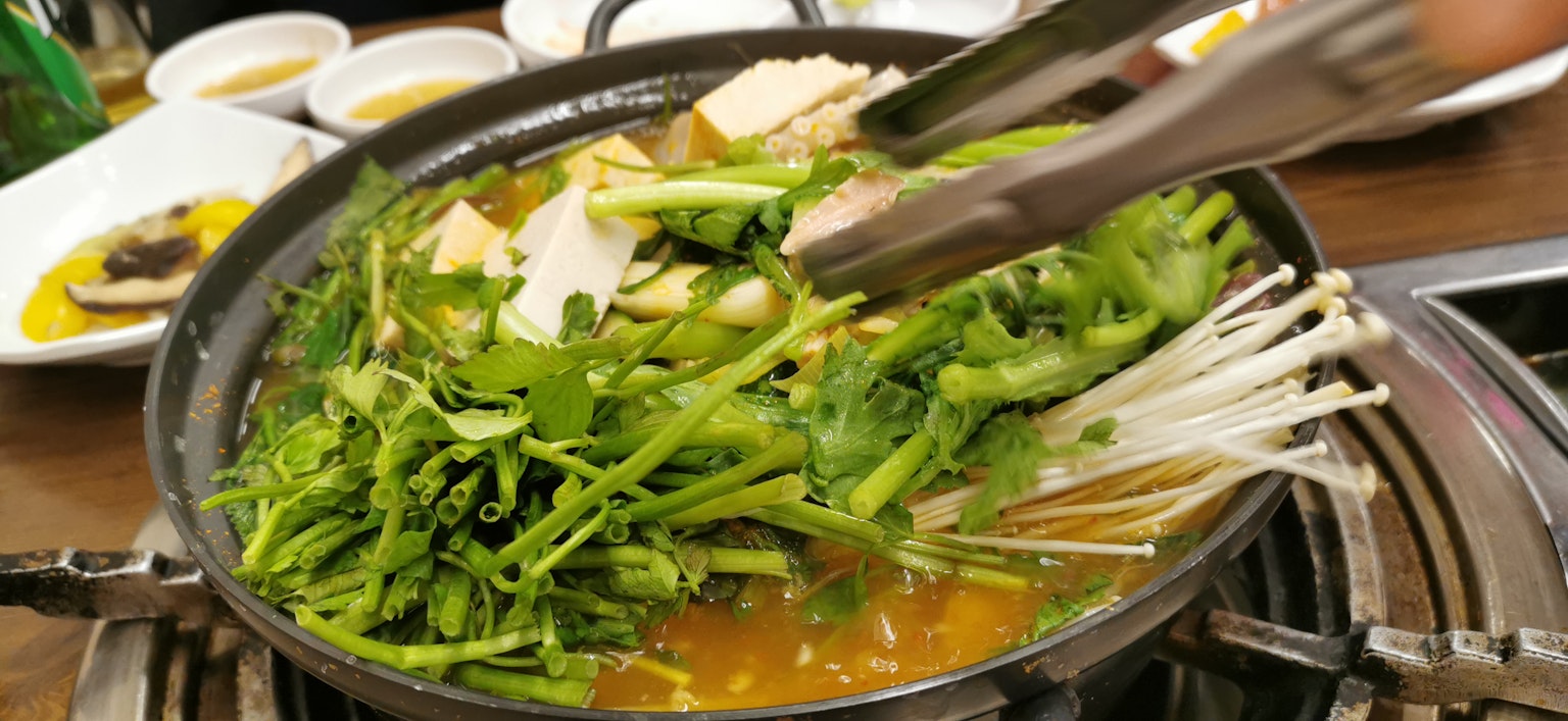 Lẩu với rau tươi và đậu phụ