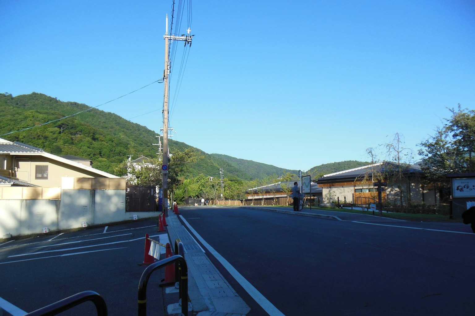 Scena di strada tranquilla con cielo blu chiaro e montagne verdi