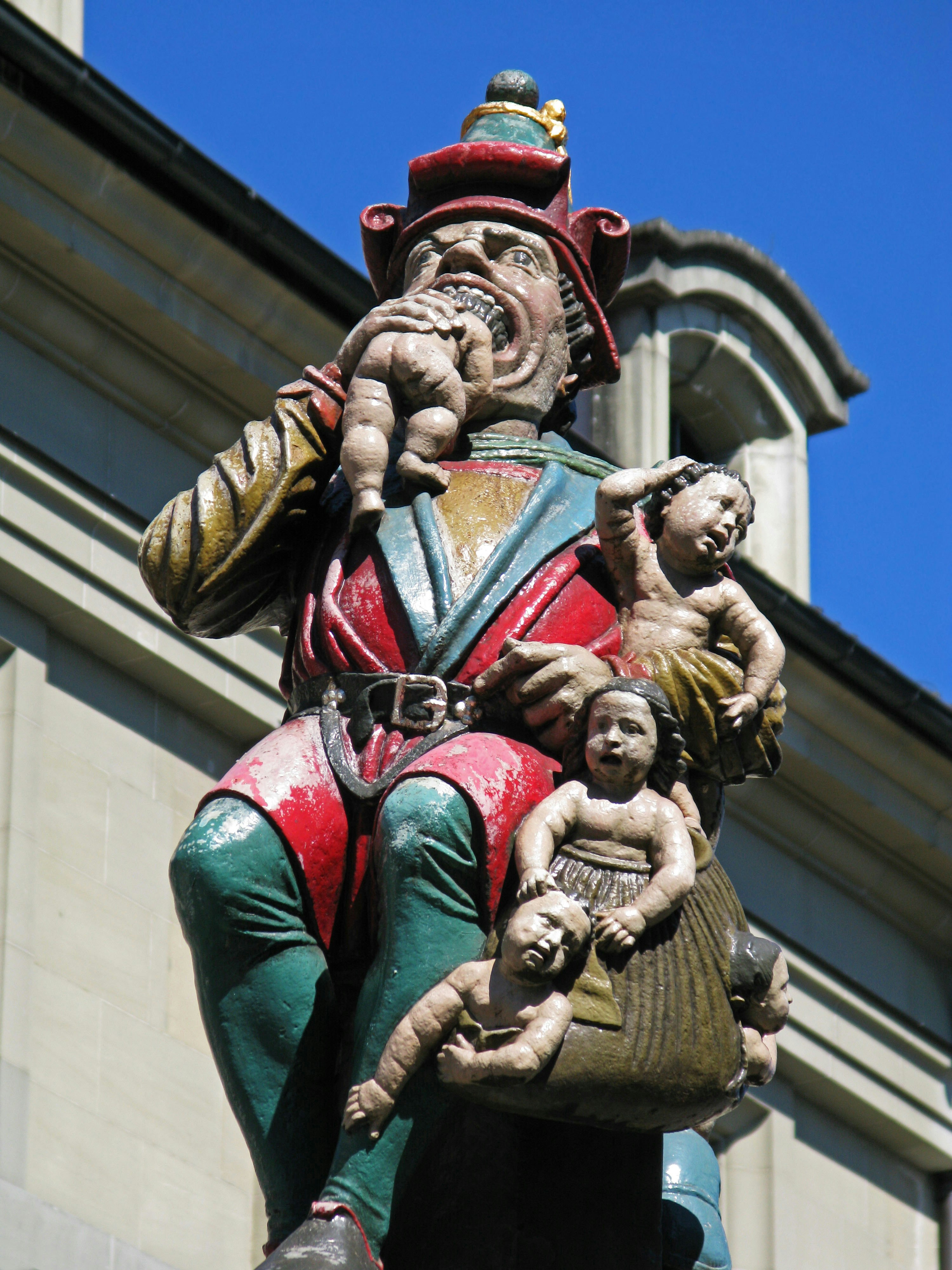Ritterstatue mit Kindfigur auf einer Gebäudefassade