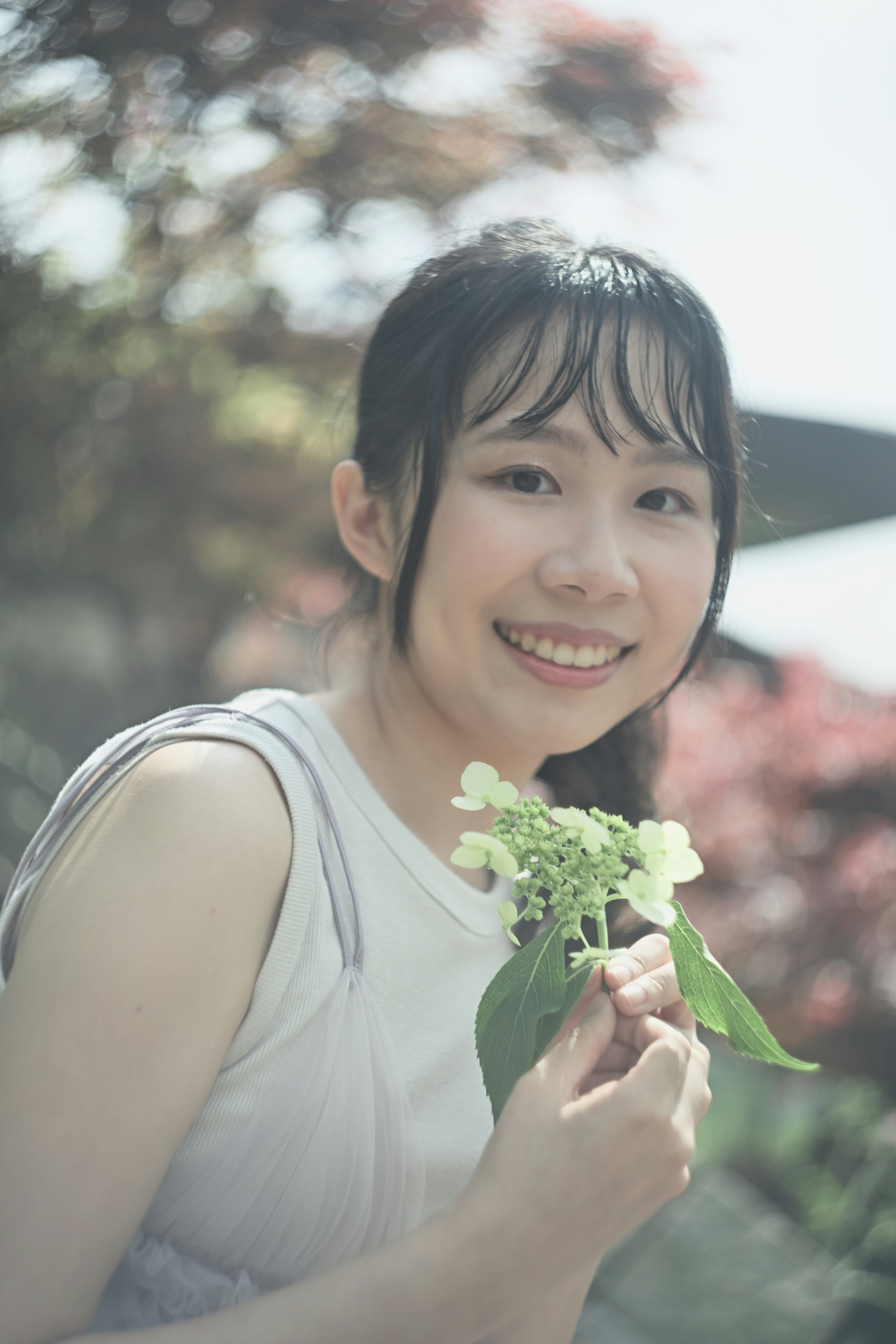 手捧小花束微笑的女性