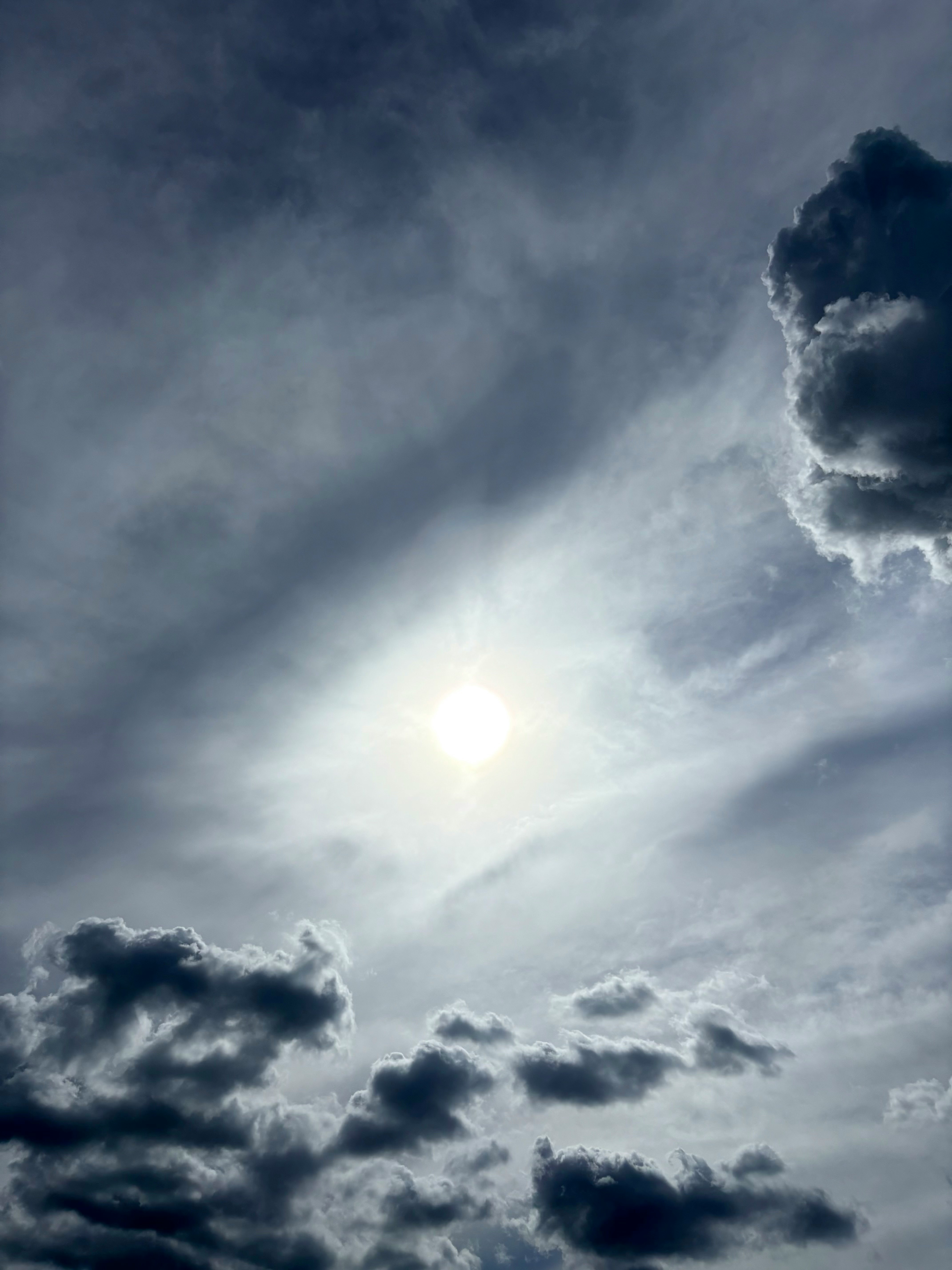 光が差し込む雲の広がる空