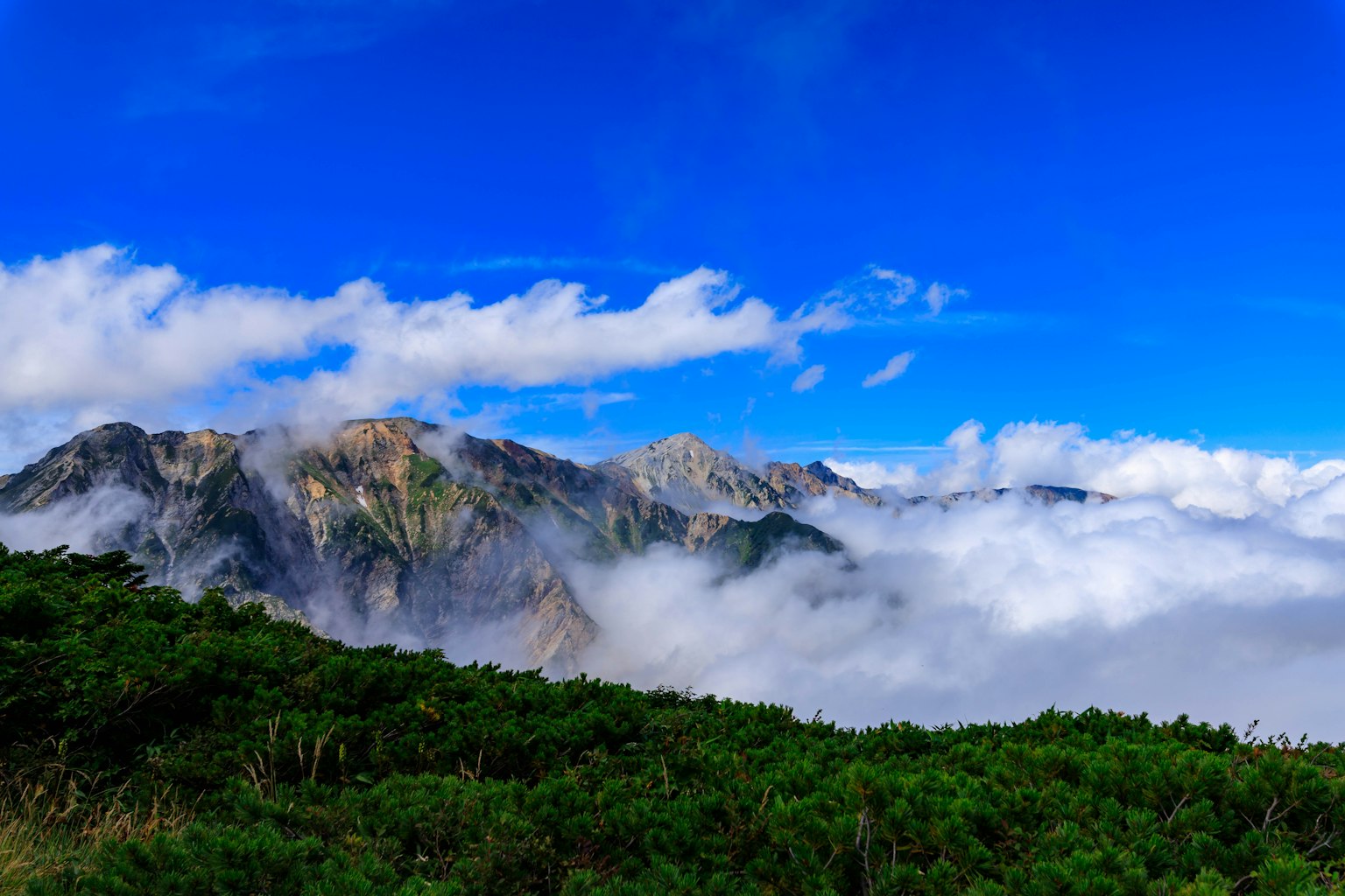 蓝天和云下的山脉风景