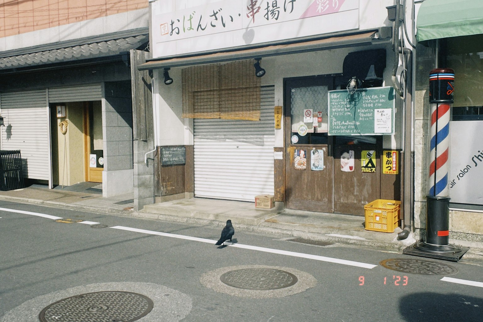 安靜街道上的關閉商店和一隻鴿子