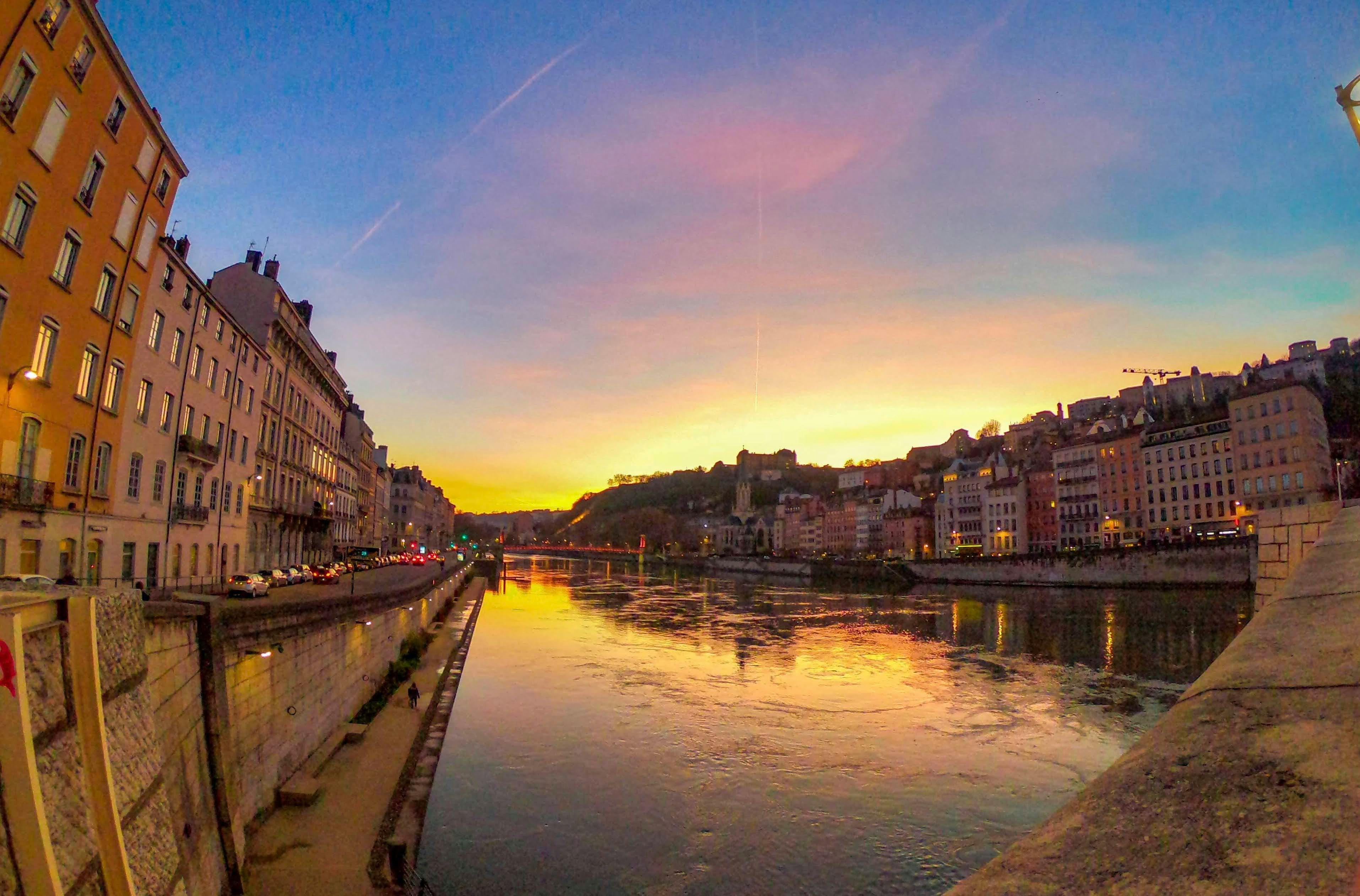 Lyoner Flussufer-Stadtansicht bei Sonnenuntergang