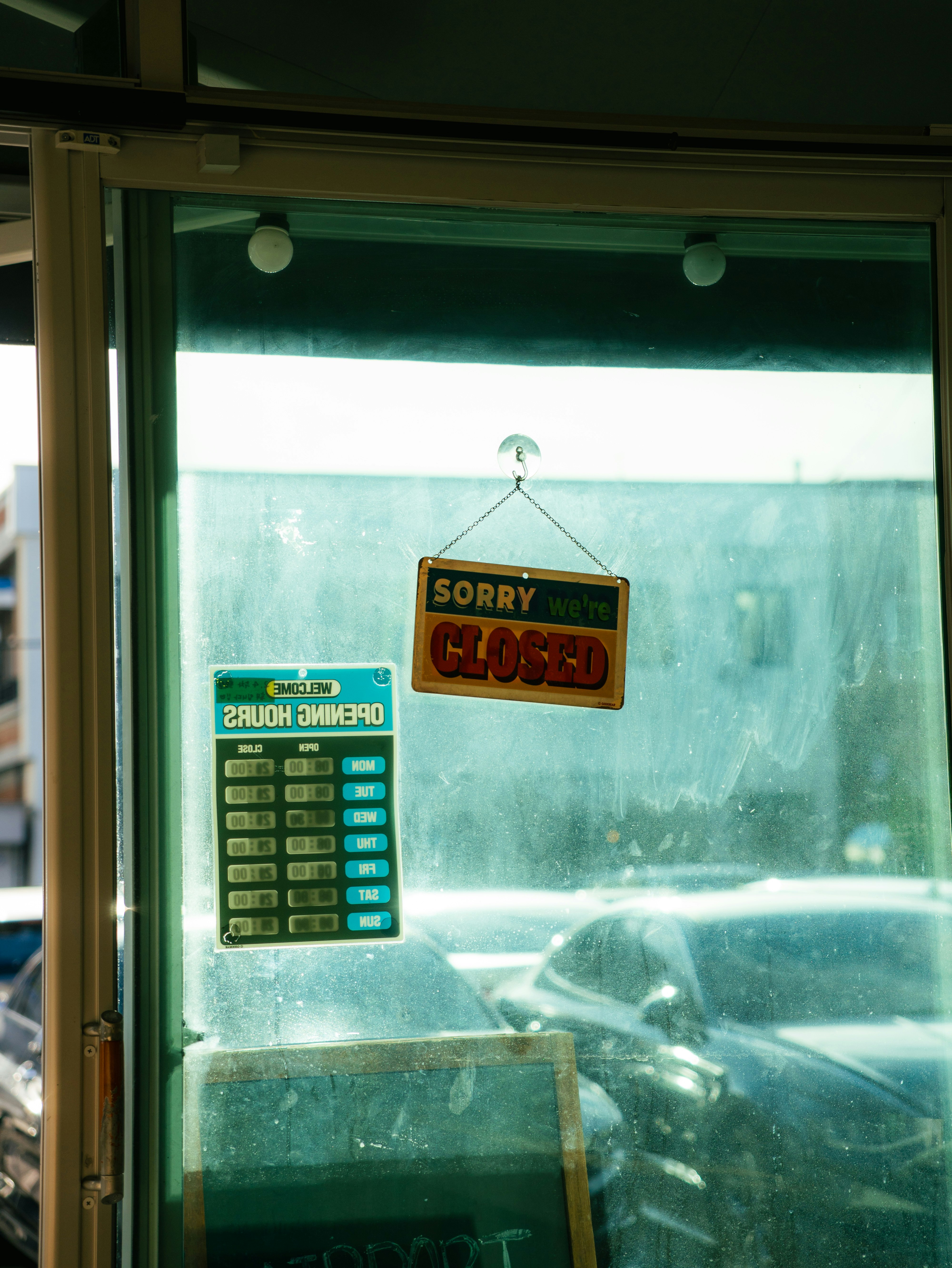 「CLOSED」表示のある店のガラス窓