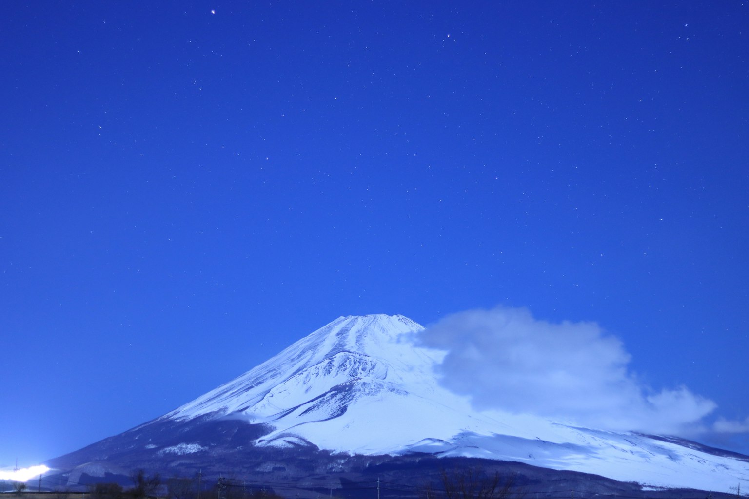 雪覆盖的富士山在晴朗的夜空下耸立