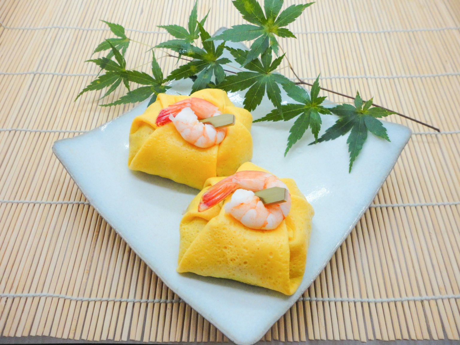 Japanisches Dessert mit Garnelen und Gemüse auf gelbem Grund