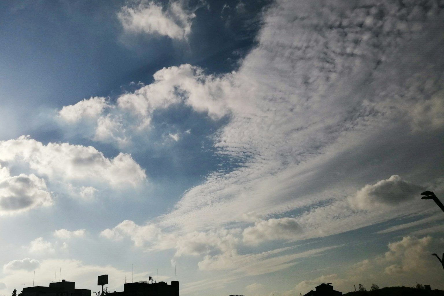 藍天白雲與建築物的輪廓