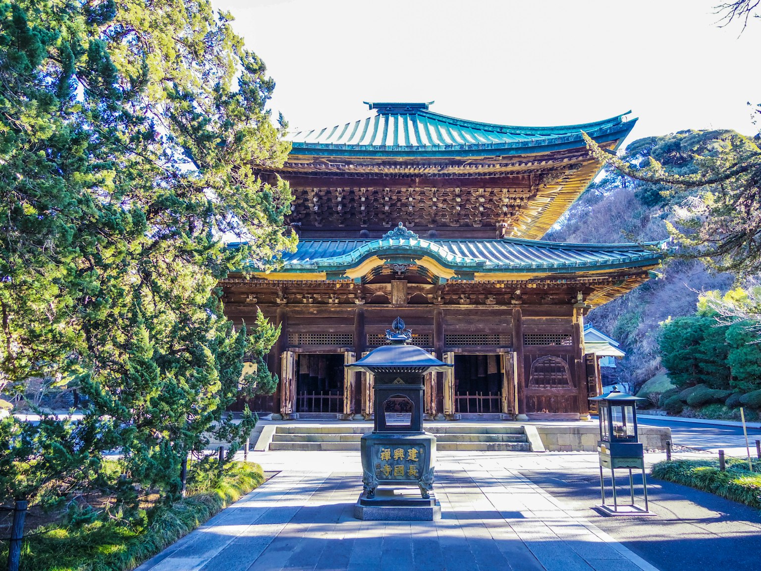 被绿色树木环绕的传统日本寺庙建筑
