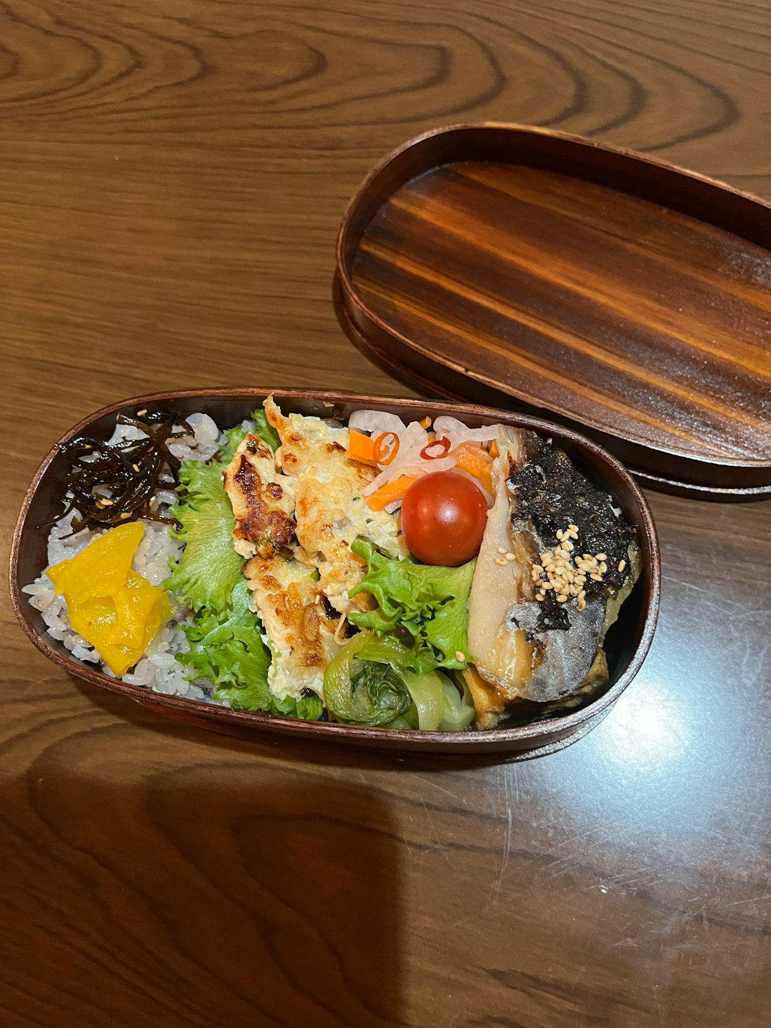 色彩丰富的菜肴装在木质便当盒中