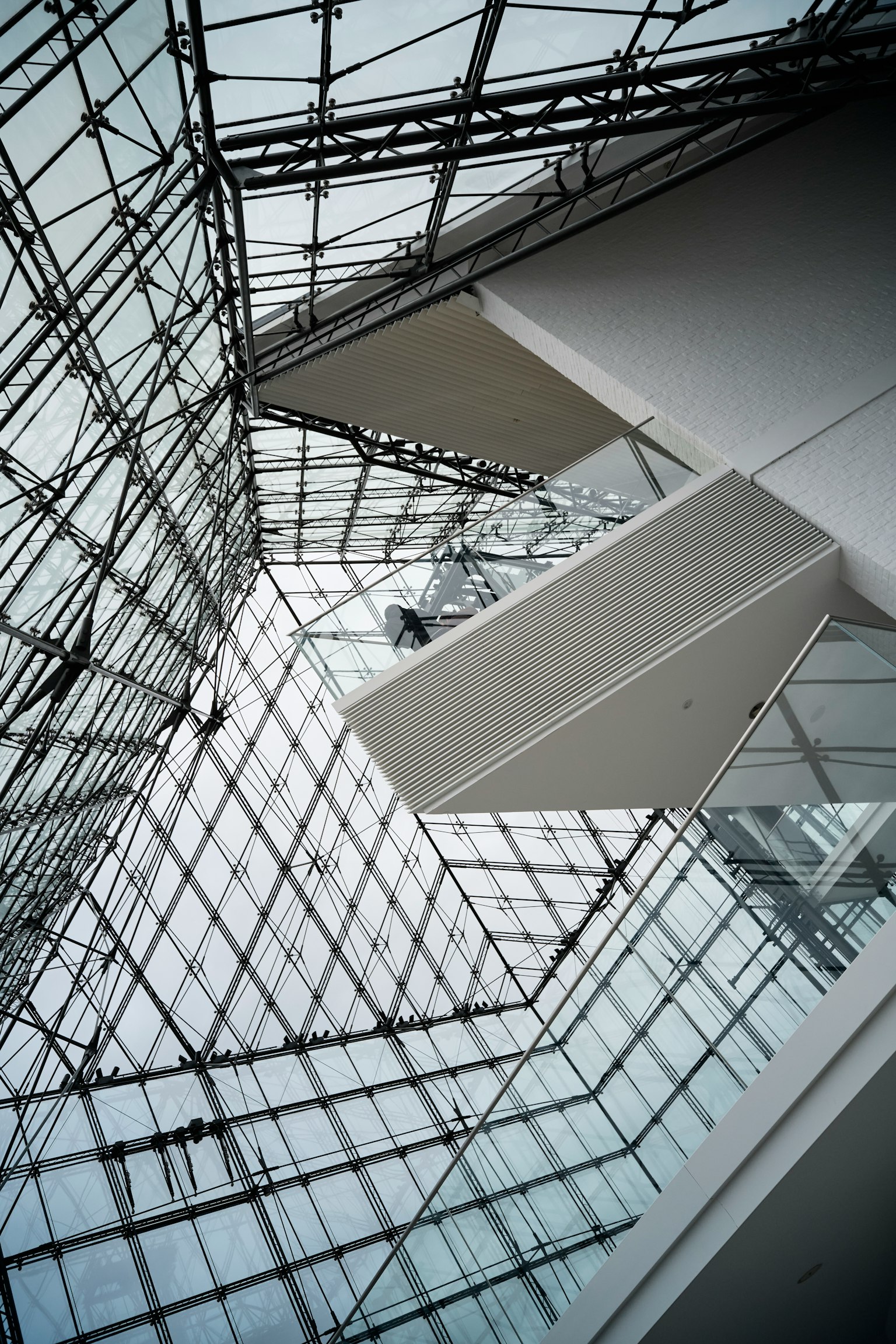 现代建筑内部视图，具有玻璃和金属结构