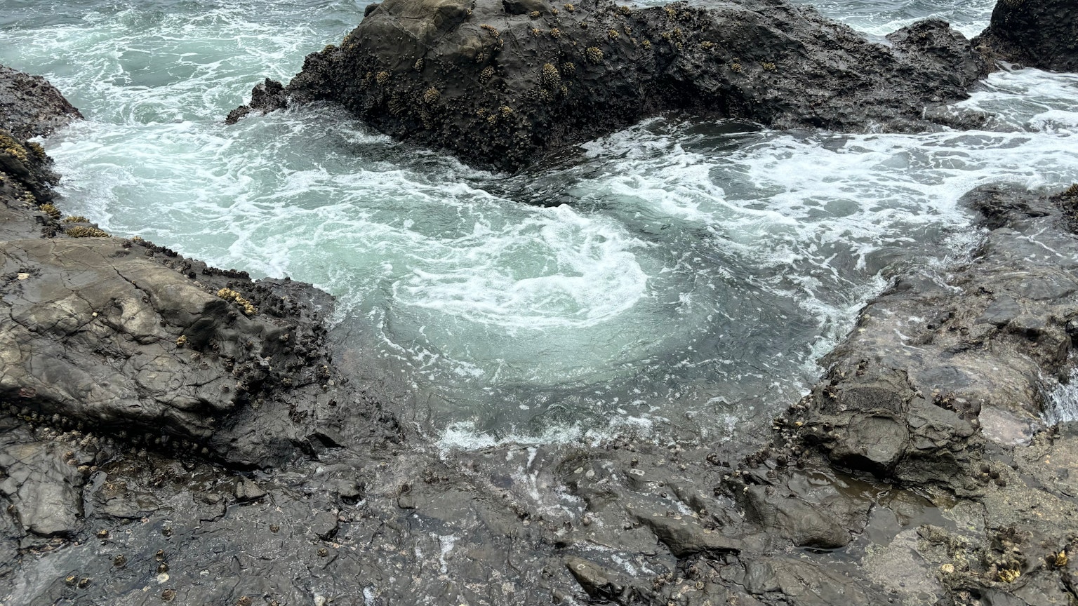 Agua de mar en remolino y olas entre las rocas