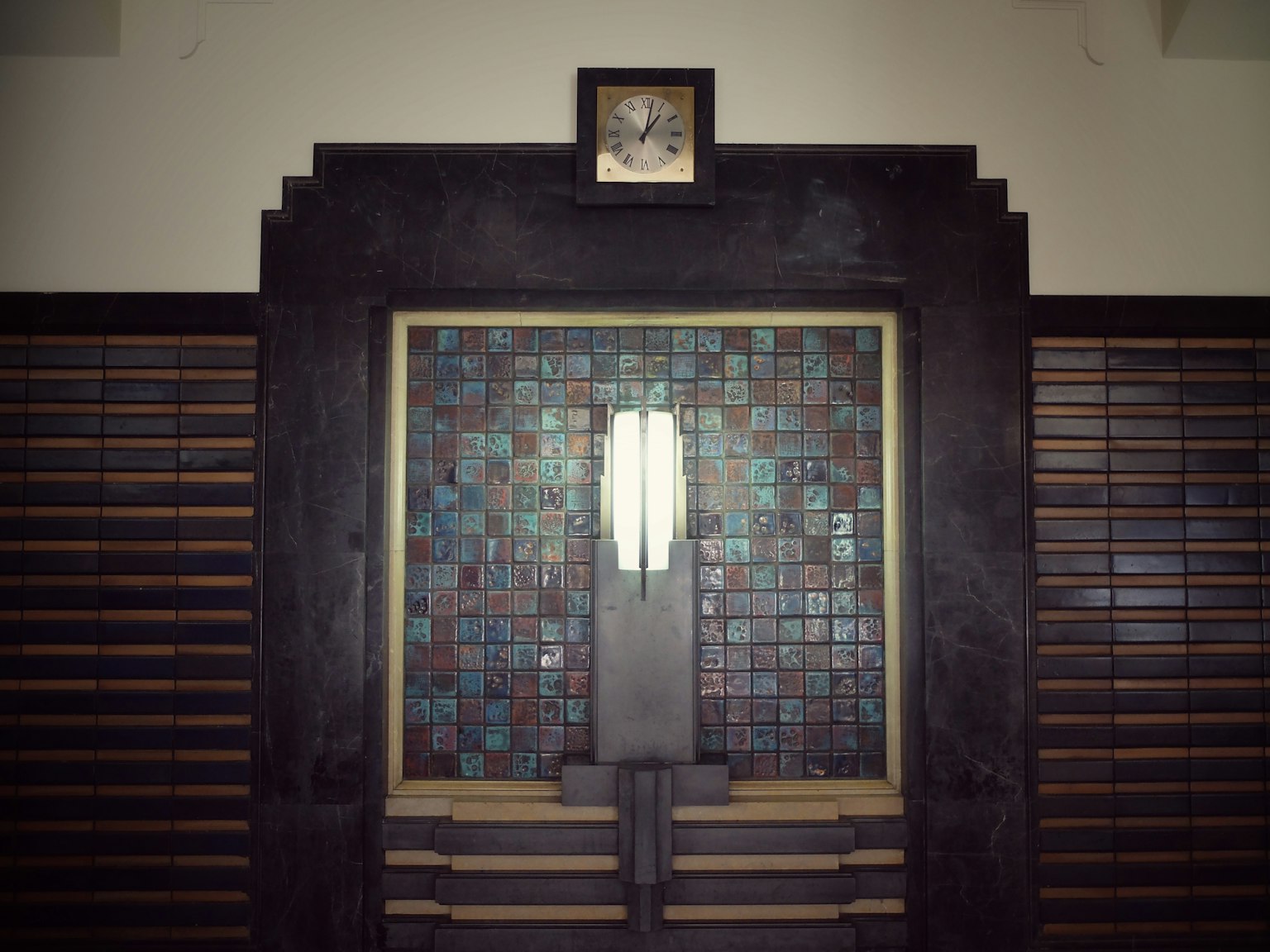 Porta in stile Art Deco con piastrelle decorative e illuminazione unica