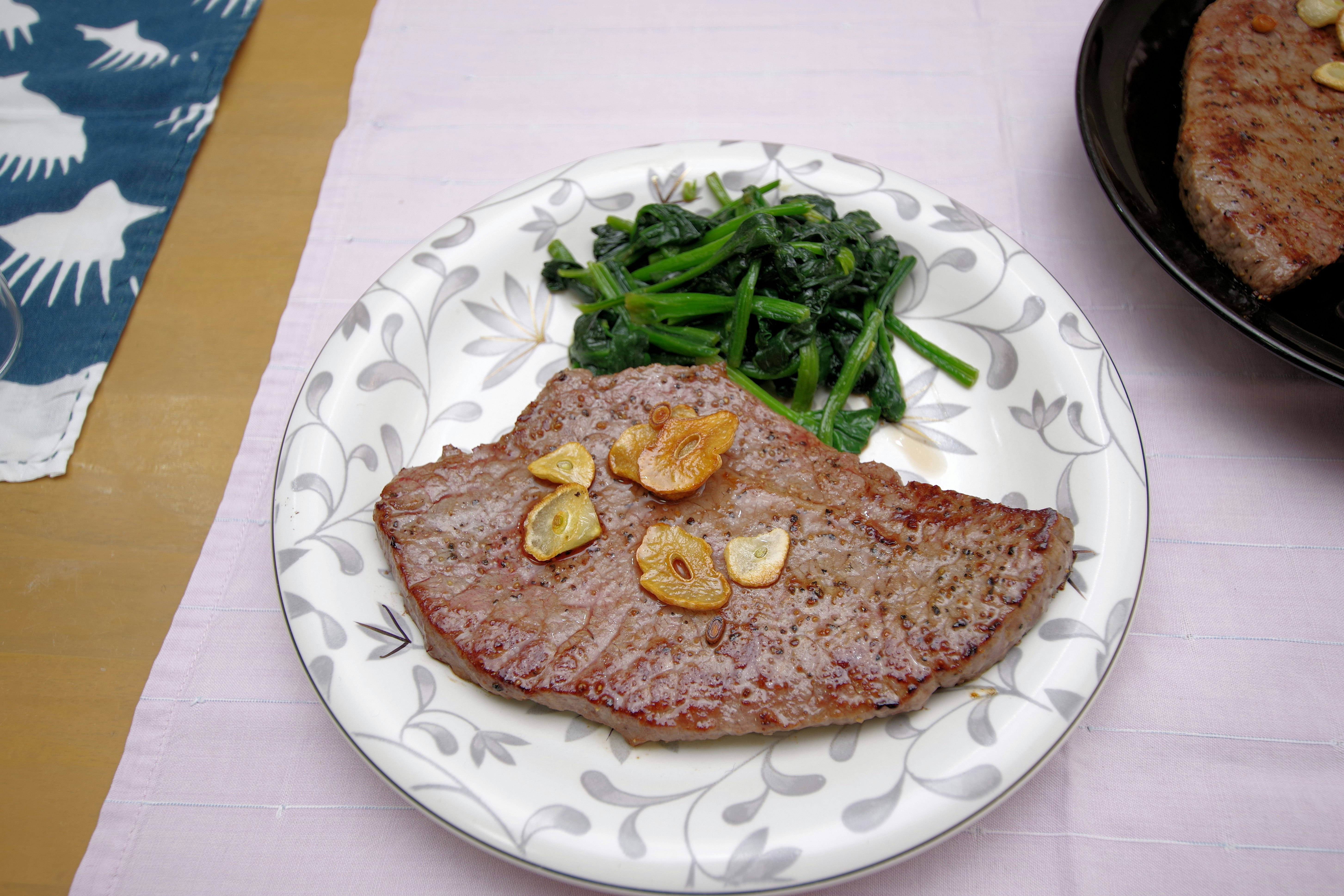 盘中牛排配青菜配菜