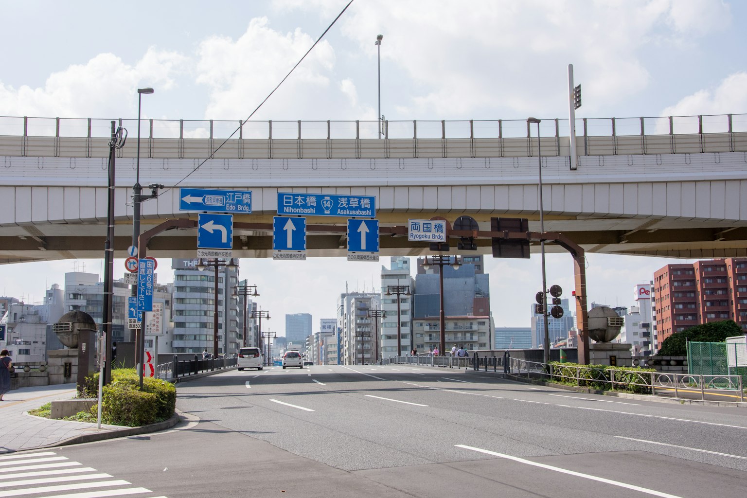 Städtische Kreuzung mit einer erhöhten Autobahn und Verkehrsschildern