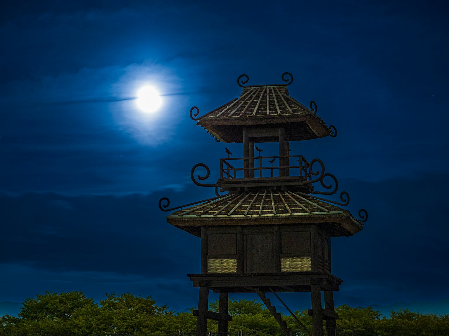 月光下的传统塔楼与蓝天