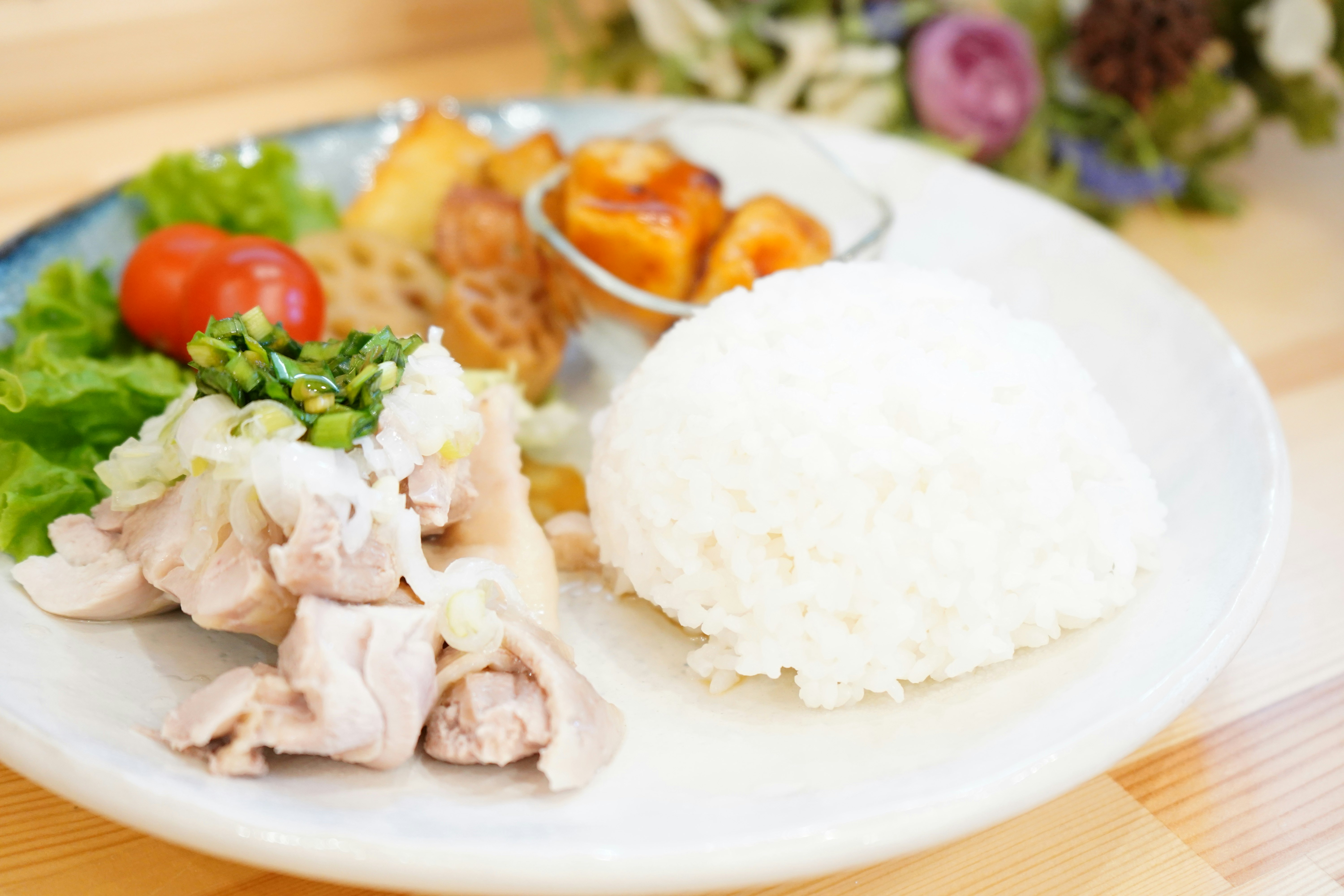 đĩa cơm với gà và rau trang trí