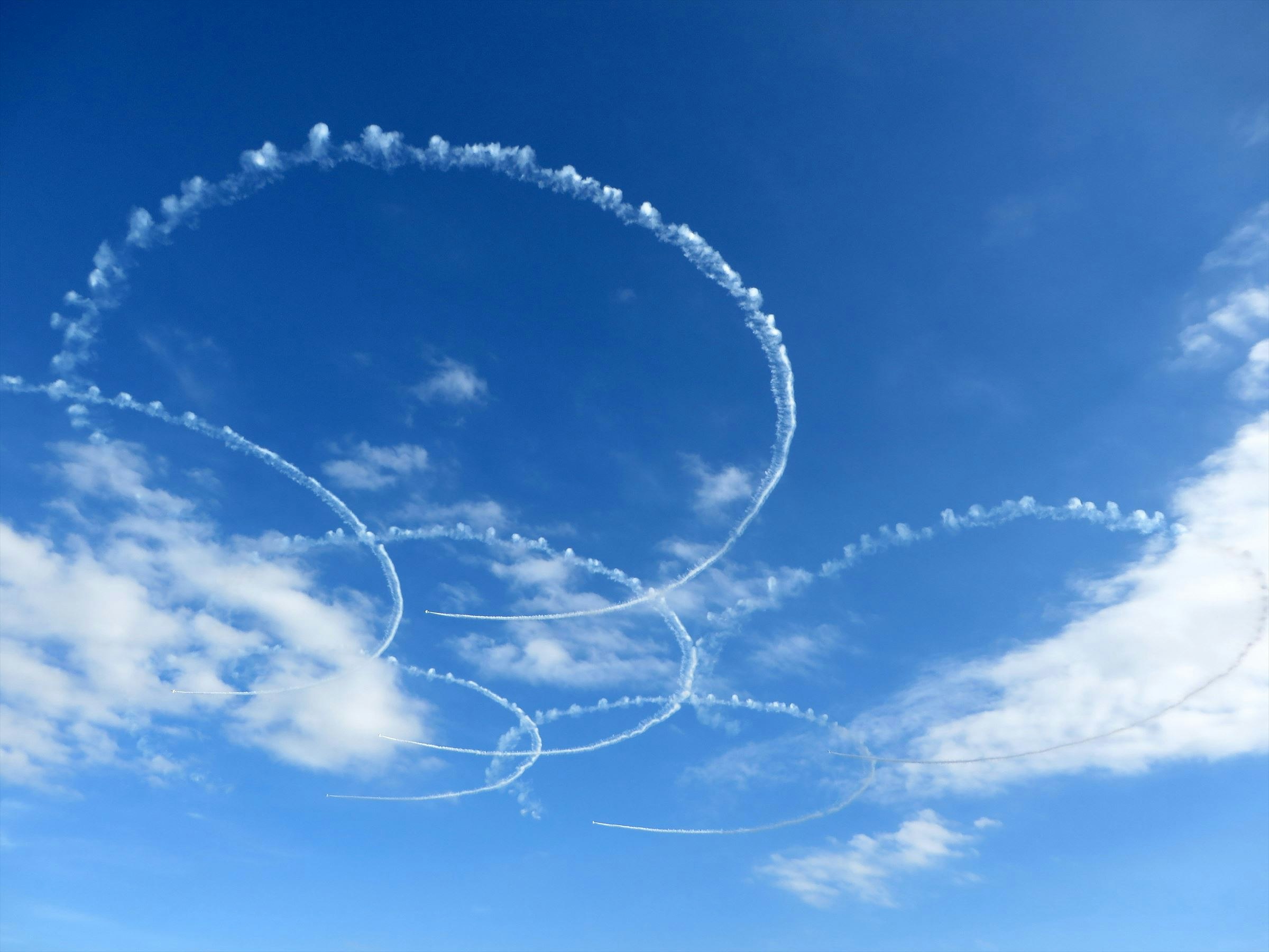 青空に描かれた飛行機雲の曲線