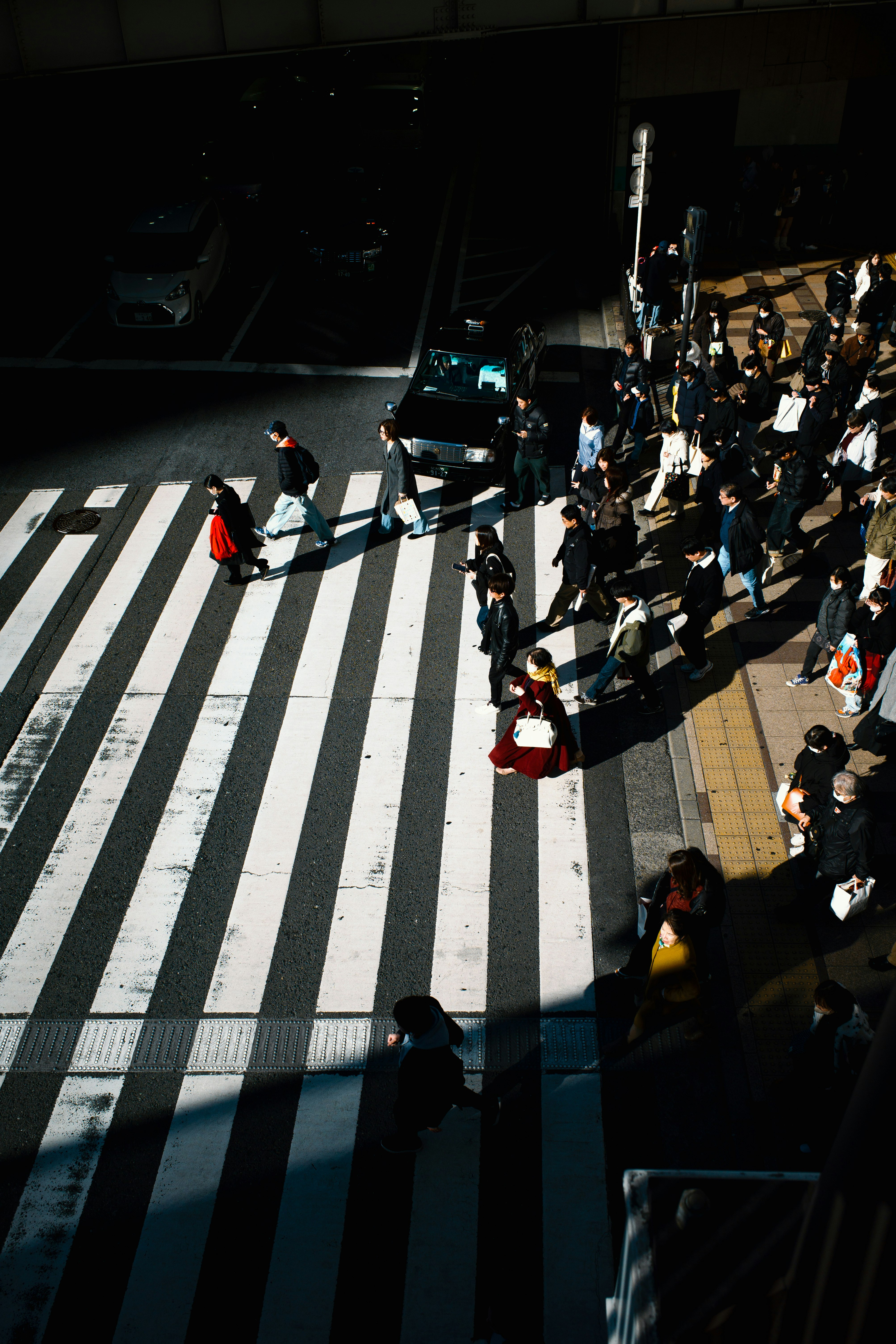 横断歩道で整列する人々の行列