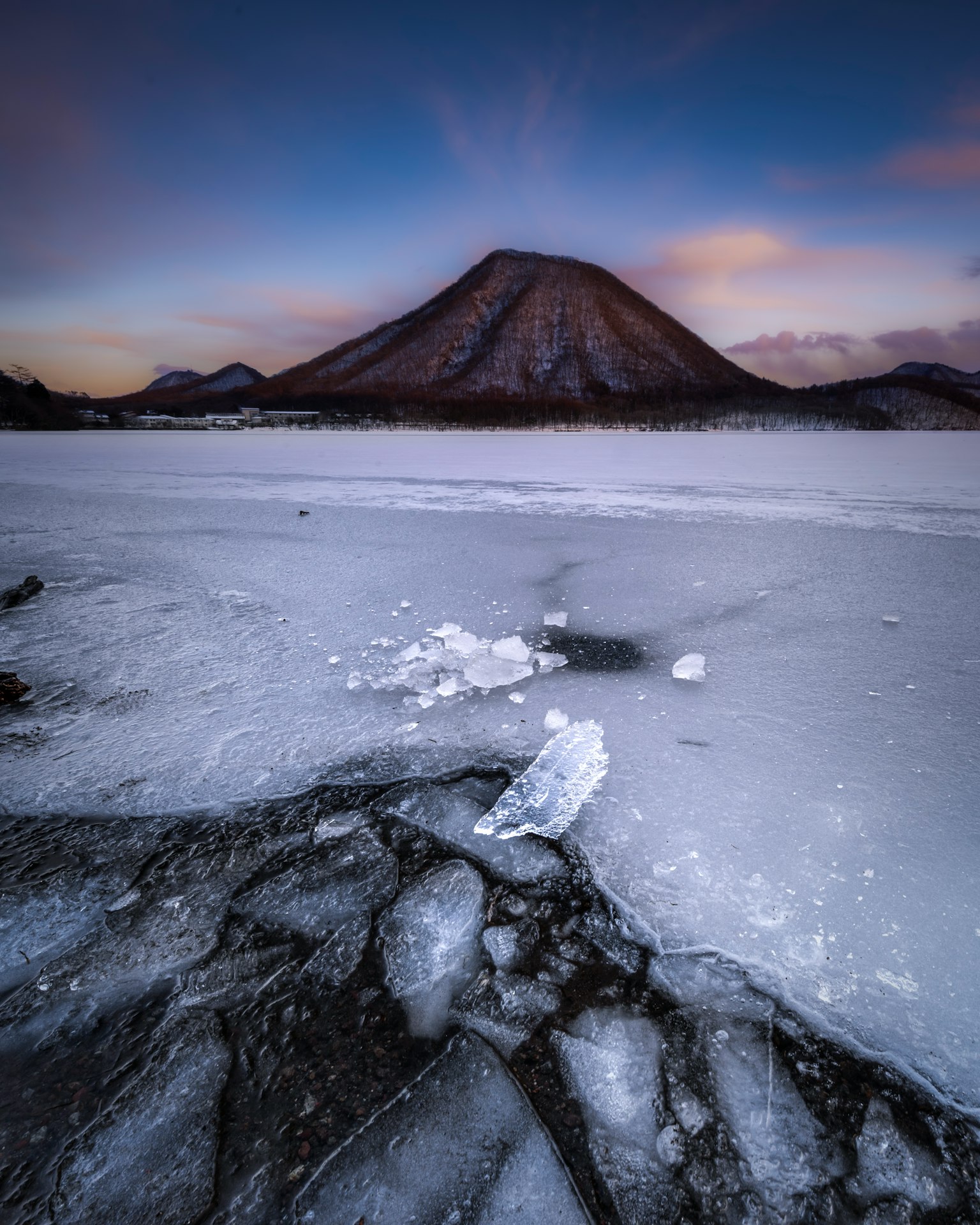 冰封湖面和背景中的雪山