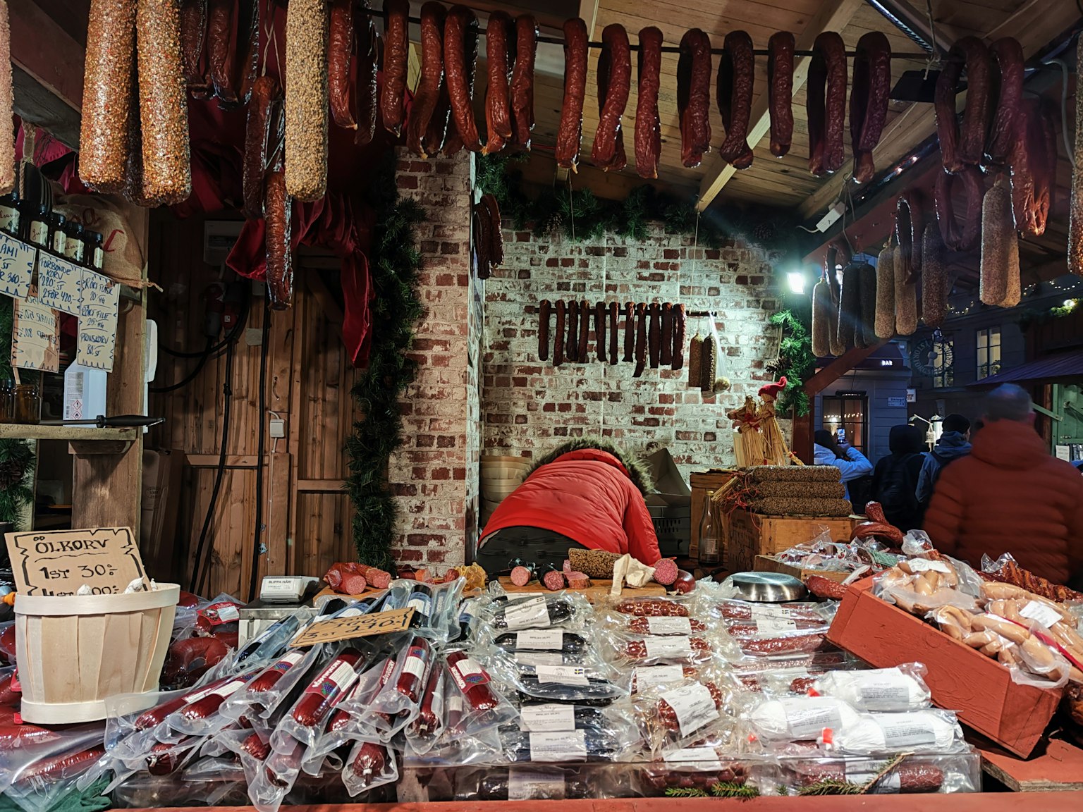 Marktstand mit verschiedenen Wurstwaren und handgemachten Produkten