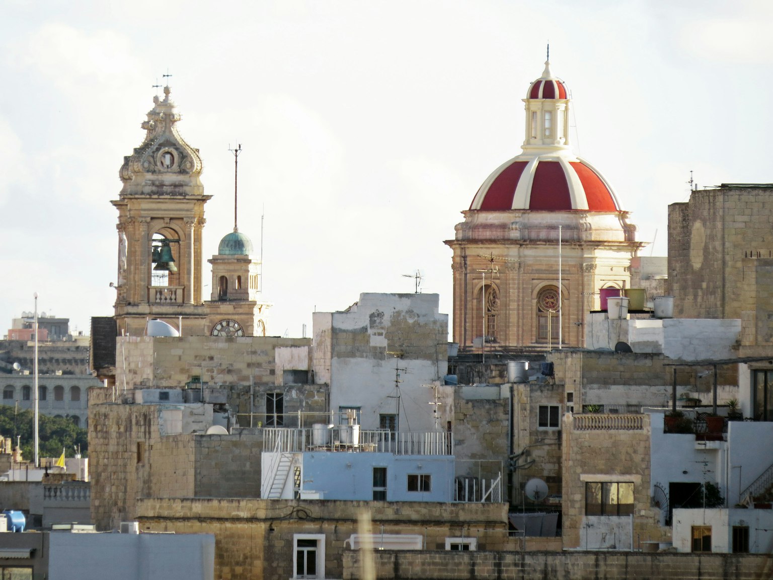 Blick auf Valletta mit schönen Gebäuden einschließlich einer roten Kuppel und einem Glockenturm