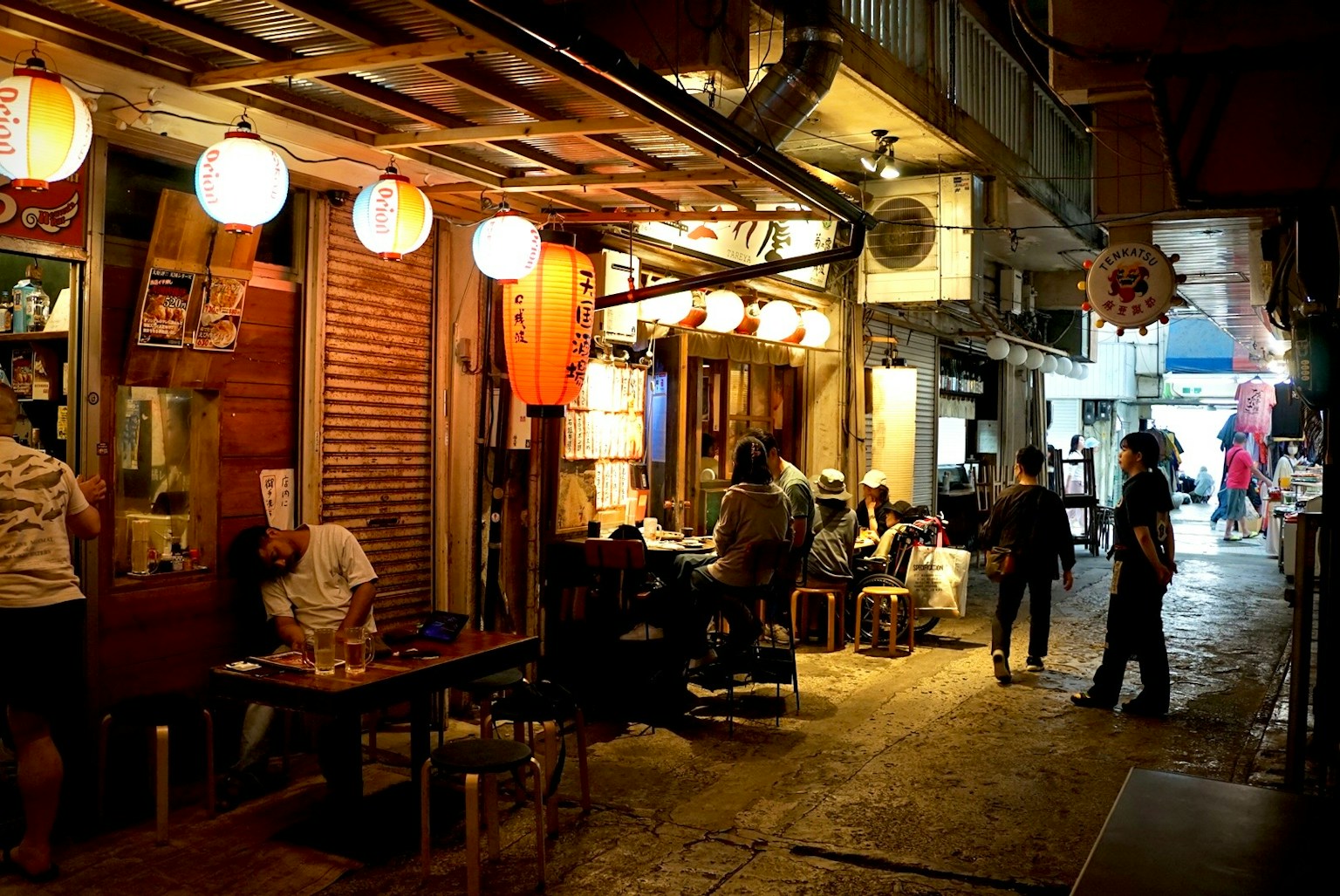 夜间巷弄餐厅场景 人们聚集 吊灯特色