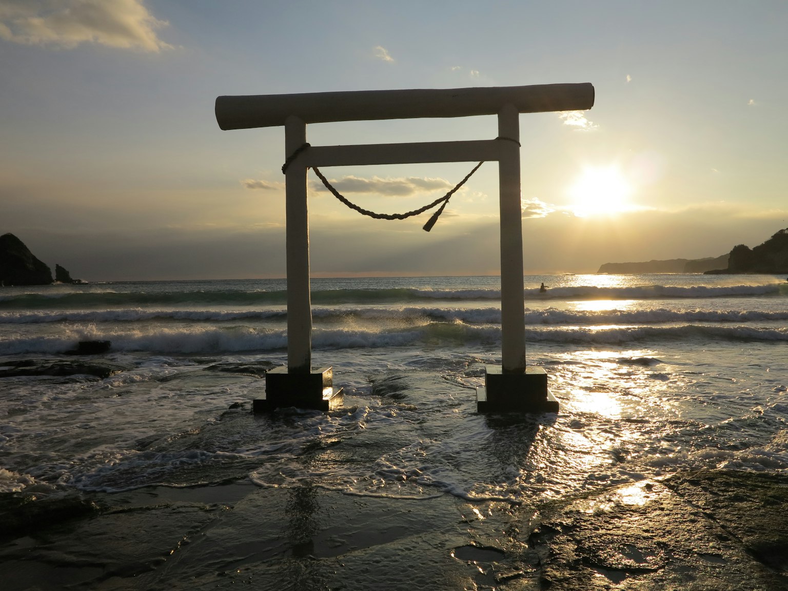 海滩上的鸟居和日落