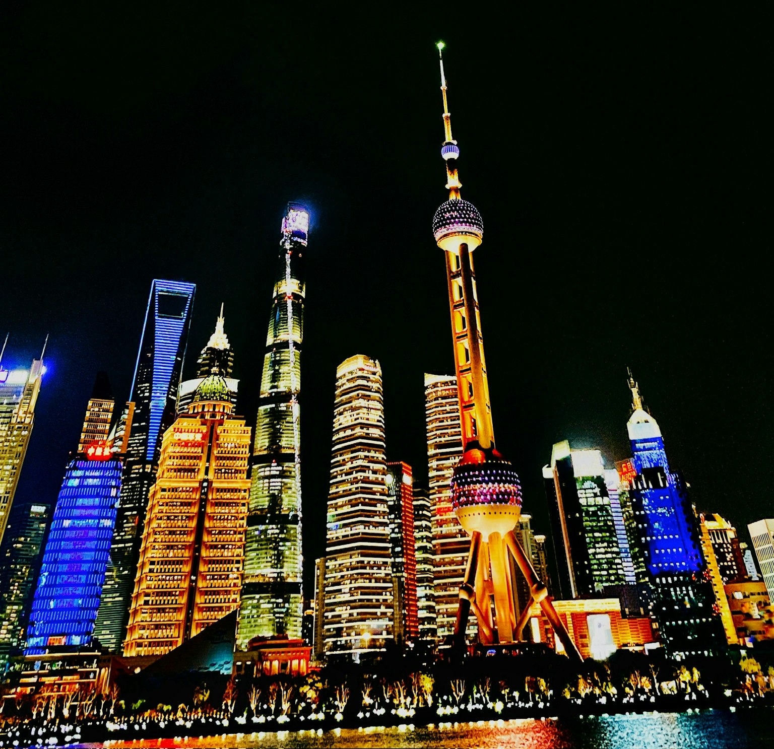 Skyline di Shanghai di notte con grattacieli illuminati e la Torre della Perla Orientale