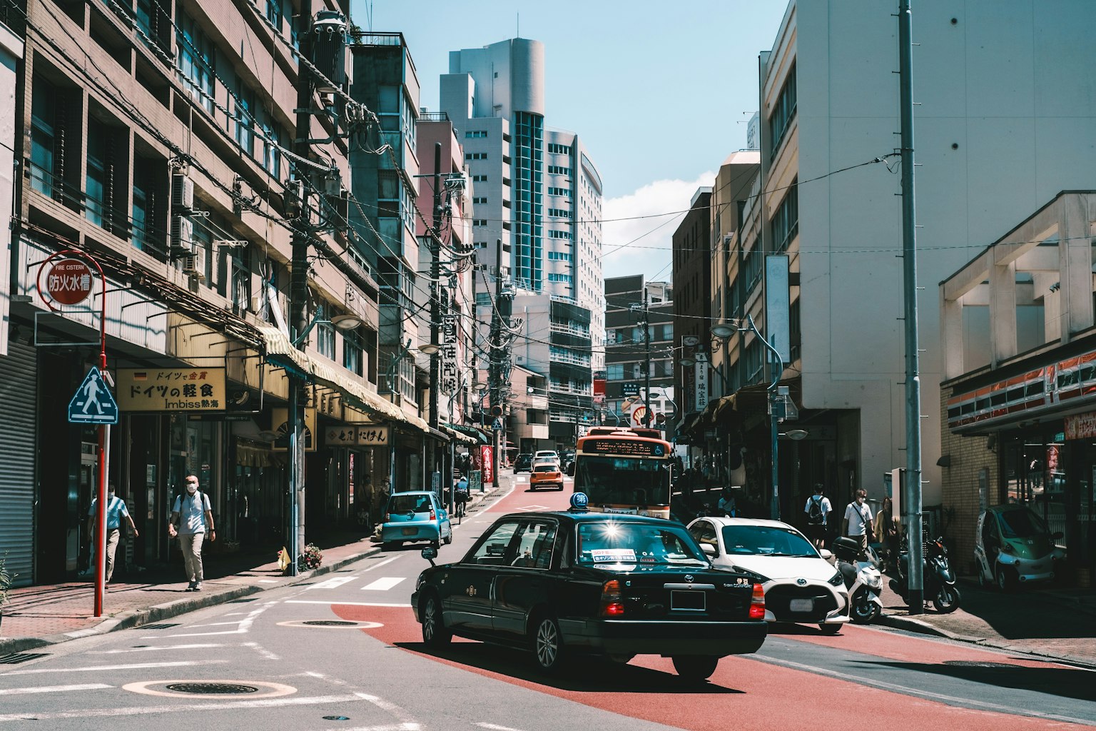 Belebte Stadtstraßenszene mit Taxis und Fahrzeugen