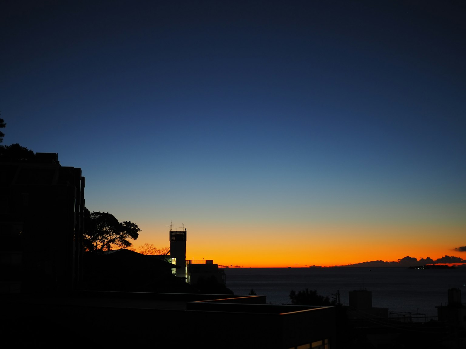 Bầu trời hoàng hôn đẹp với các tòa nhà silhouetted