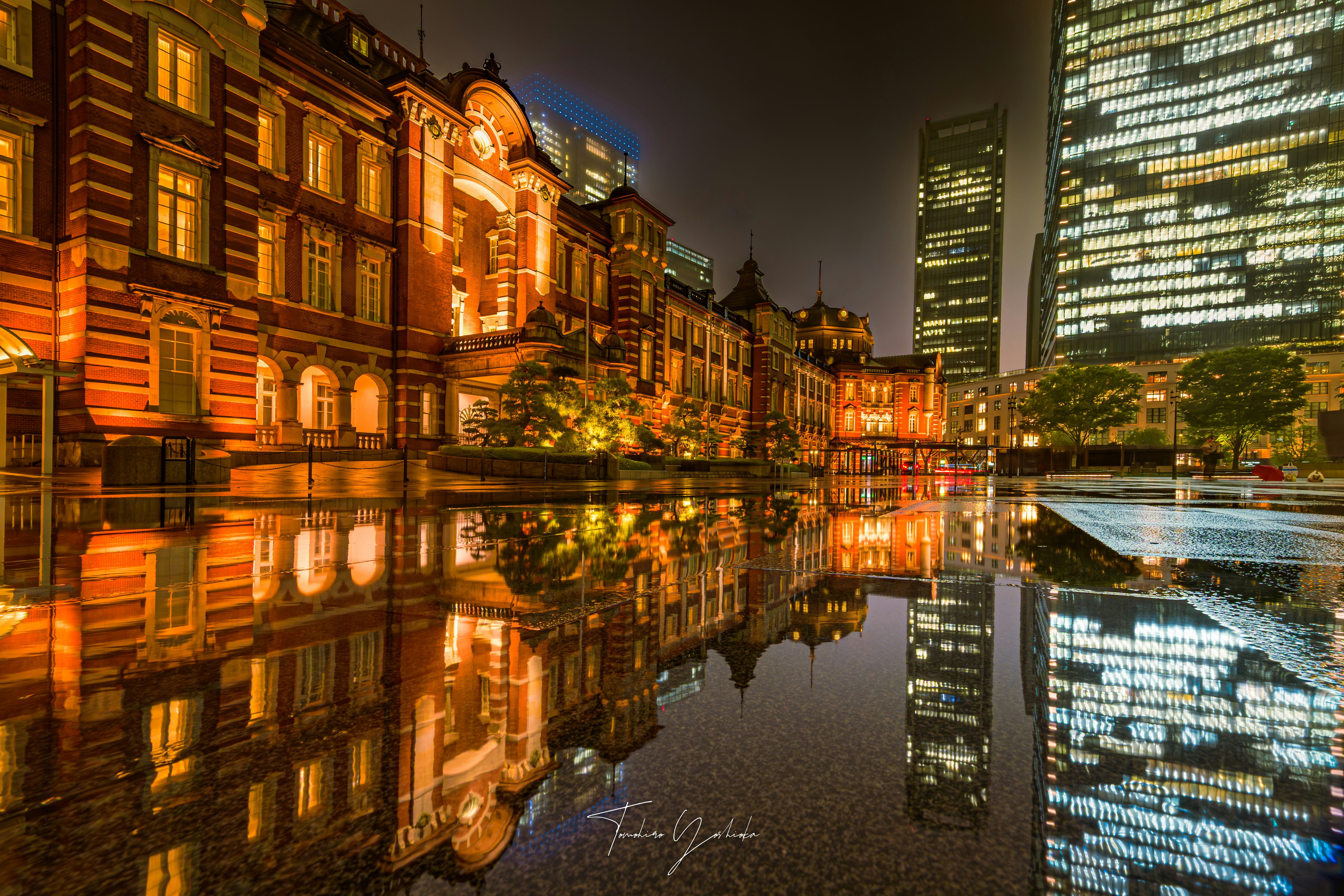 雨上がりの東京駅前の反射する夜景の街並み