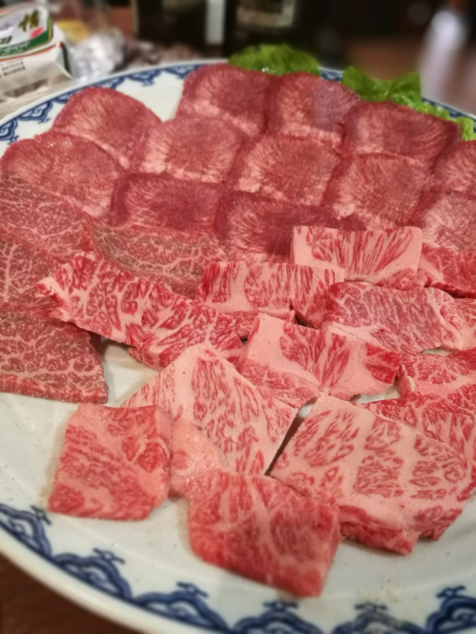 一盤精美擺放的和牛肉片