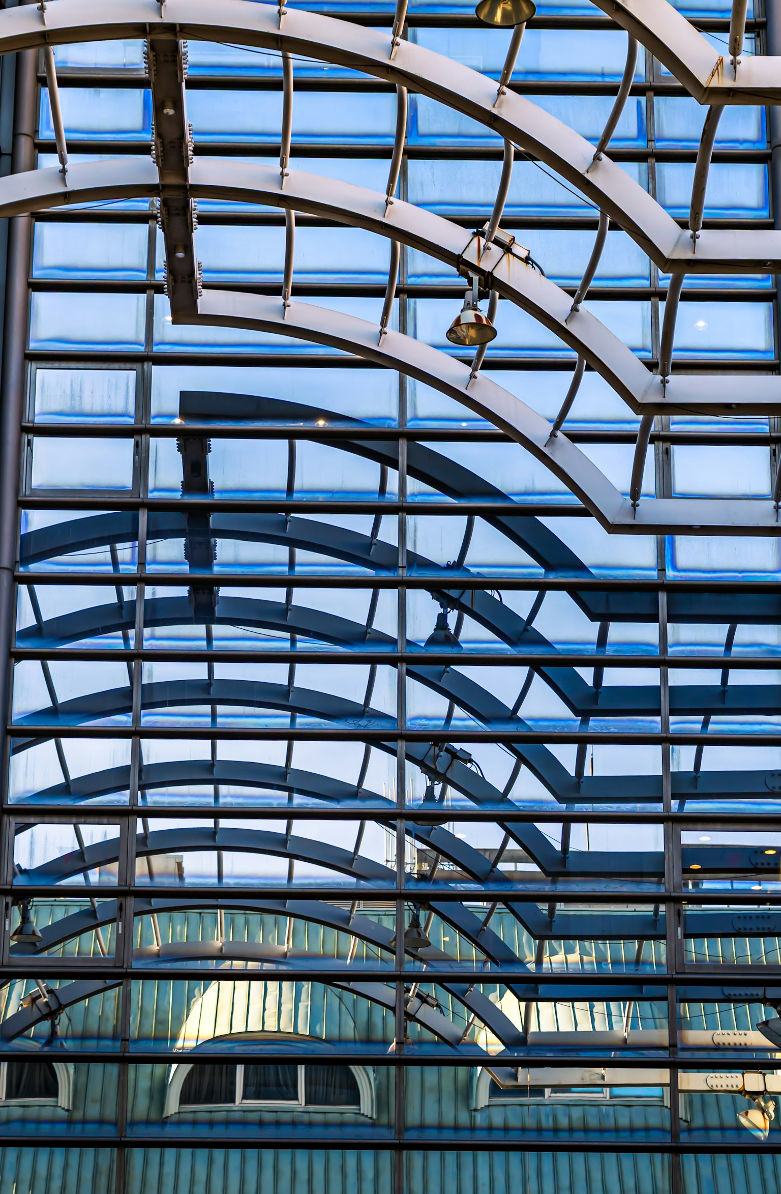 Vue intérieure montrant une structure de toit en verre arqué