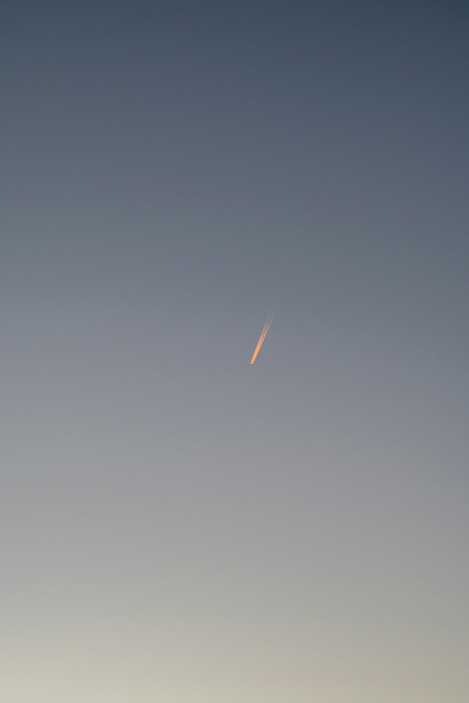 Un objet mince dans le ciel sur fond bleu pâle