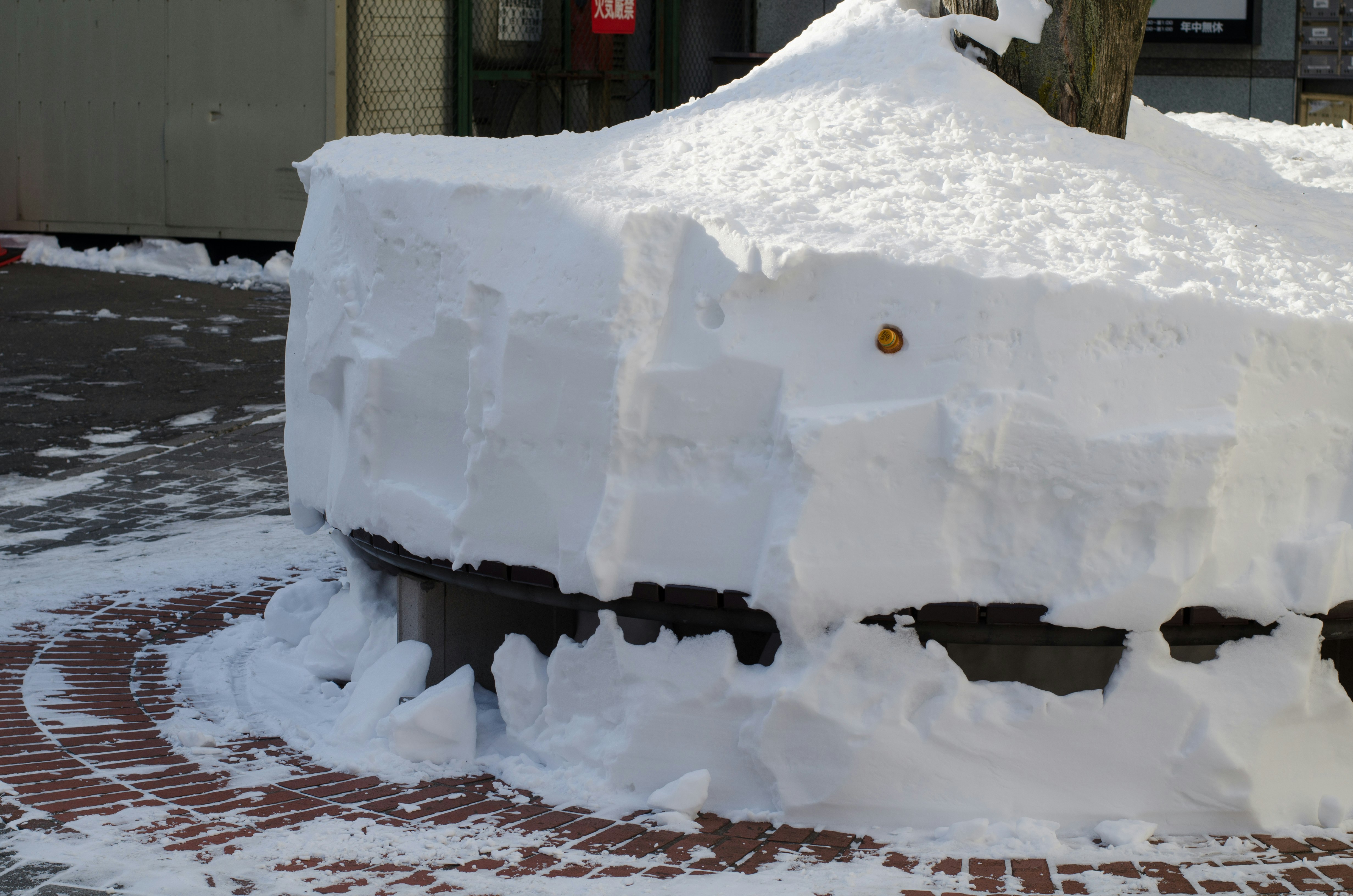 覆蓋積雪的汽車引擎蓋與前部