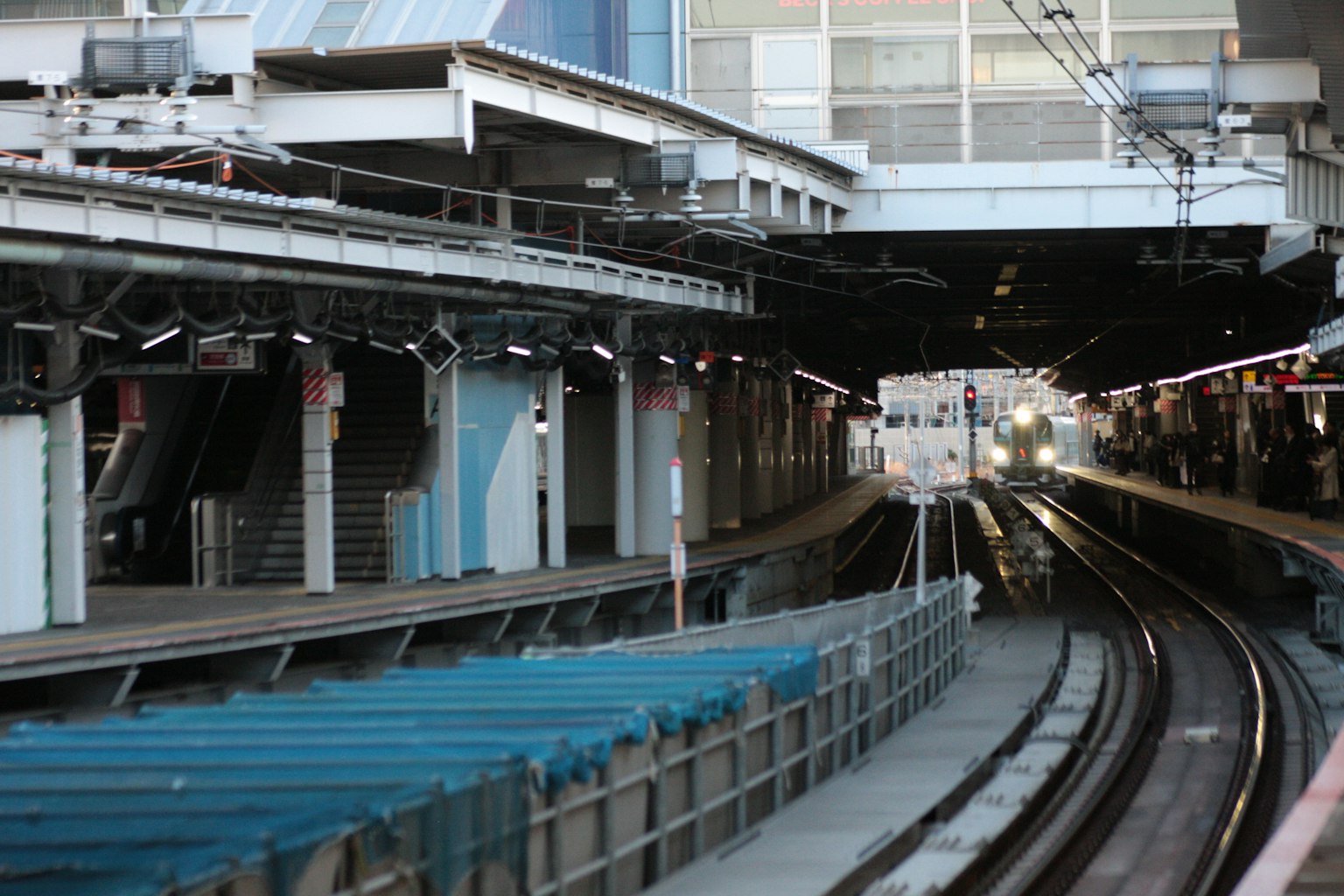 火車站台和軌道的景觀