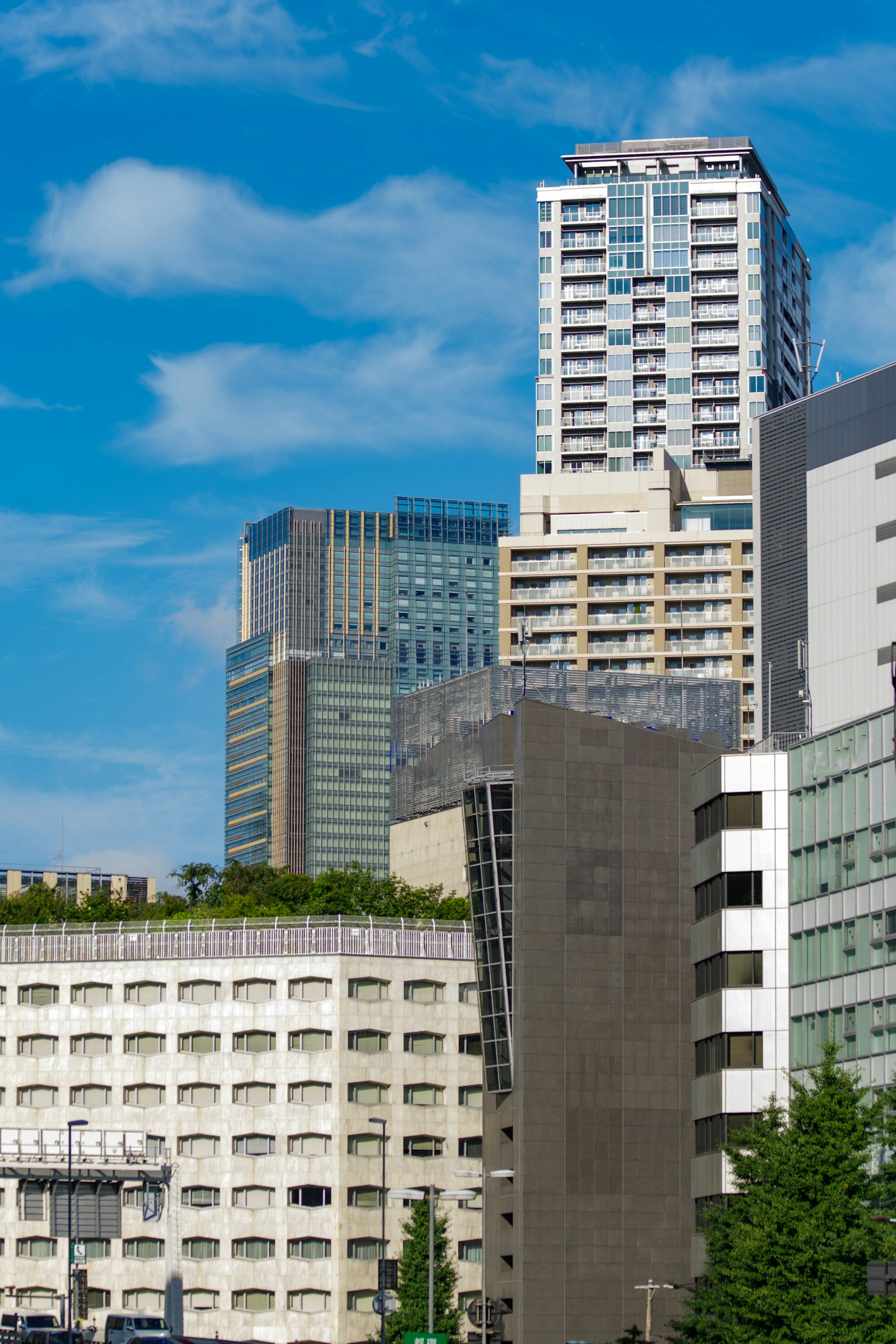 城市天际线与现代摩天大楼和蓝天