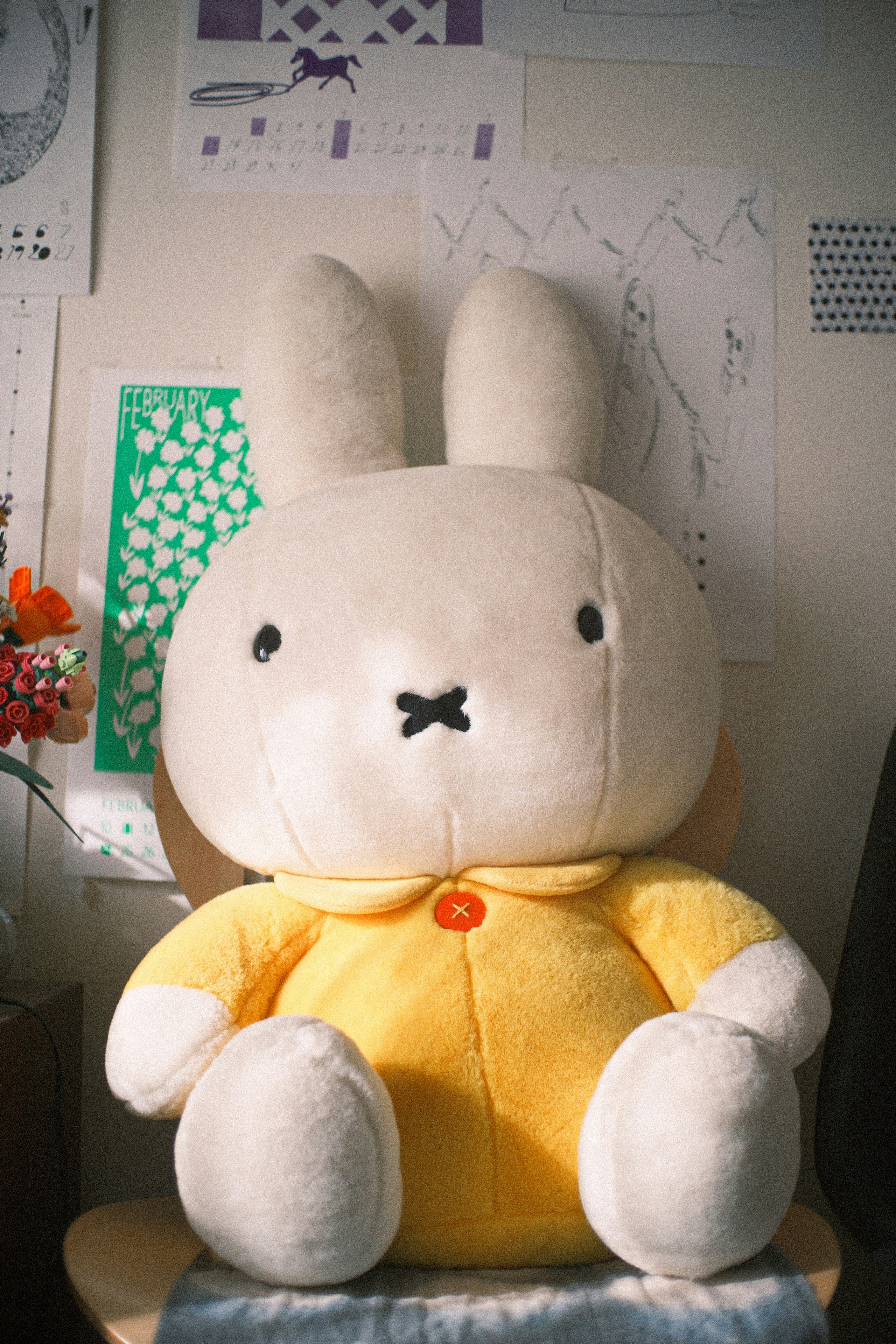 机の上に座るうさぎのぬいぐるみ