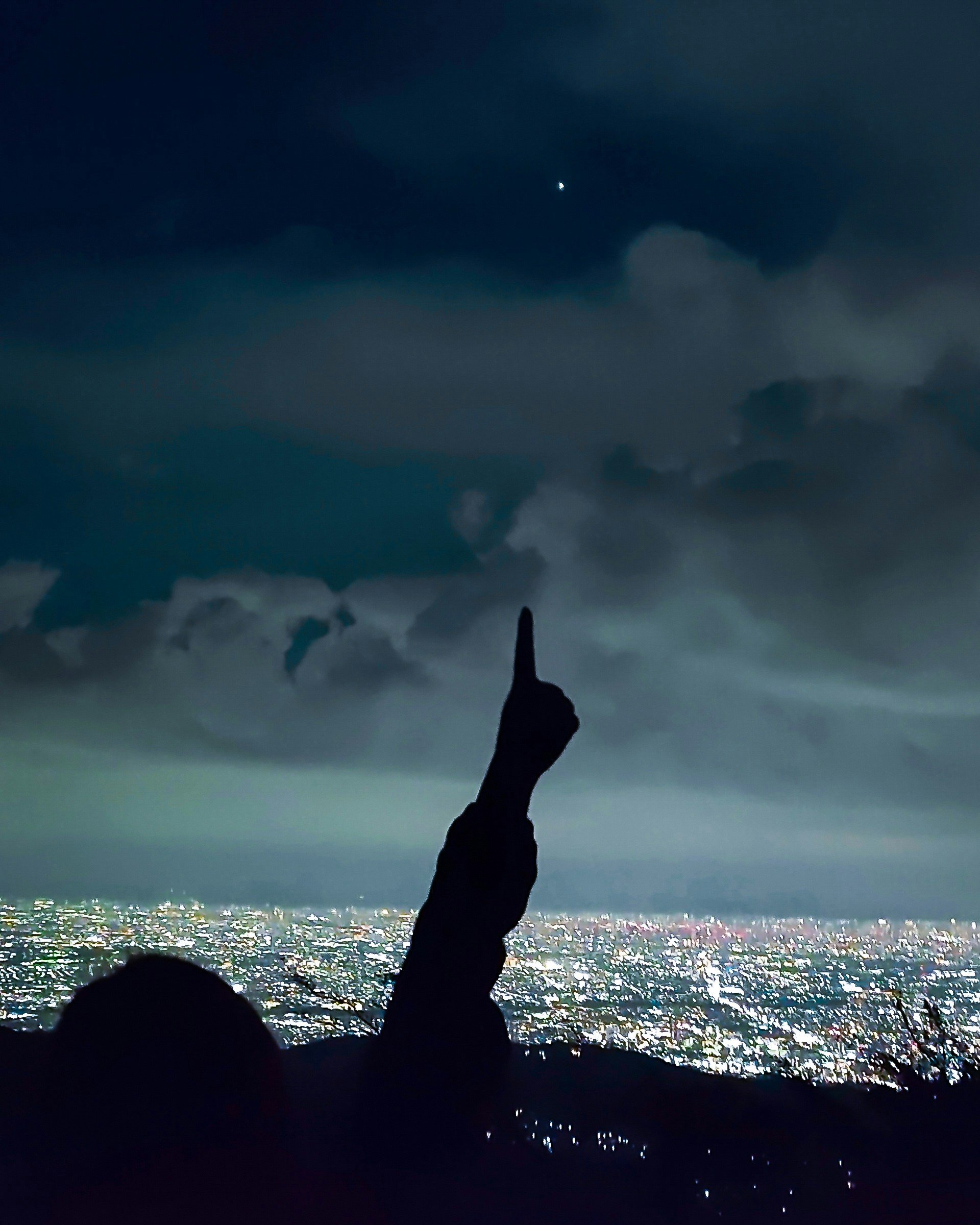六甲山の夜景を見上げる星空と山のシルエット