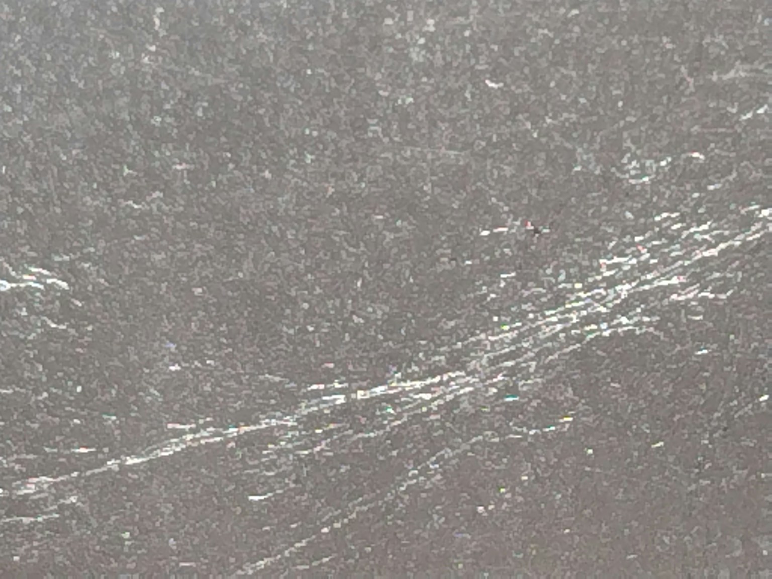 Surface grise avec de fines stries blanches