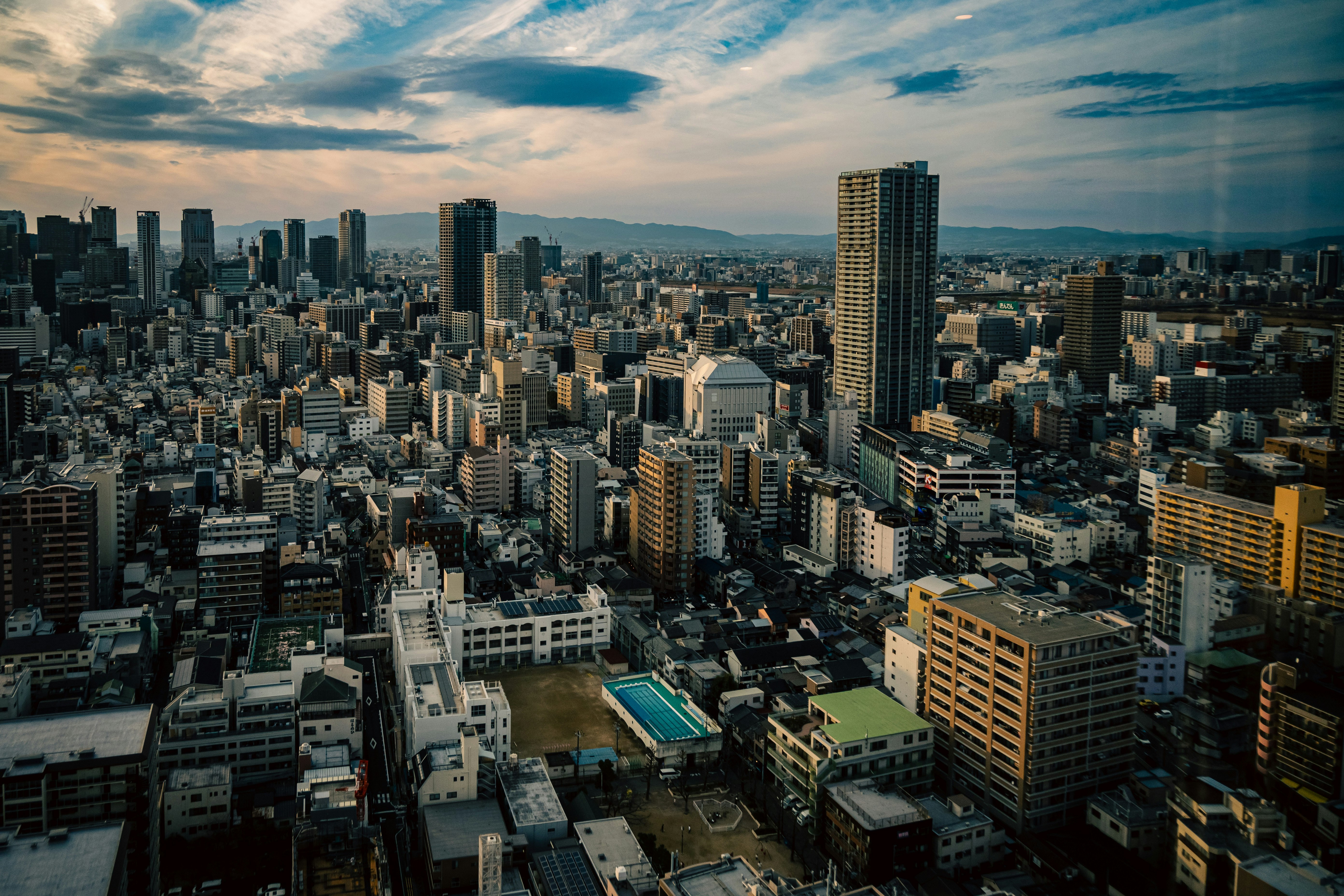 高層ビル群が広がる都市の俯瞰風景
