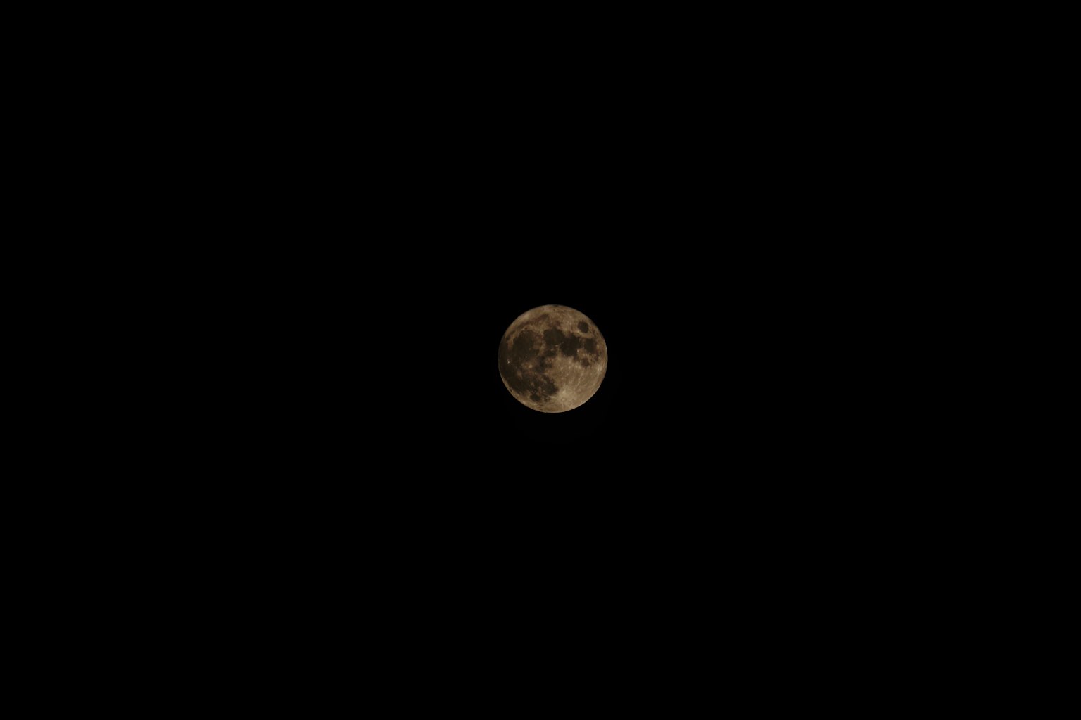 夜空中明亮月亮的特写