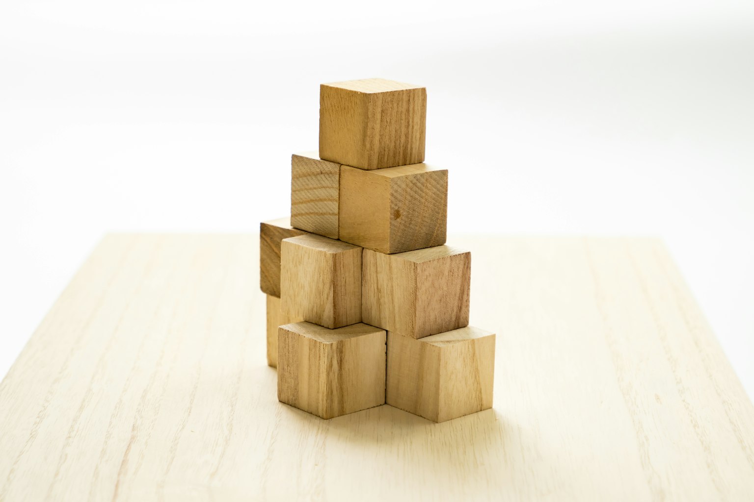 Photo de cubes en bois empilés formant une pyramide