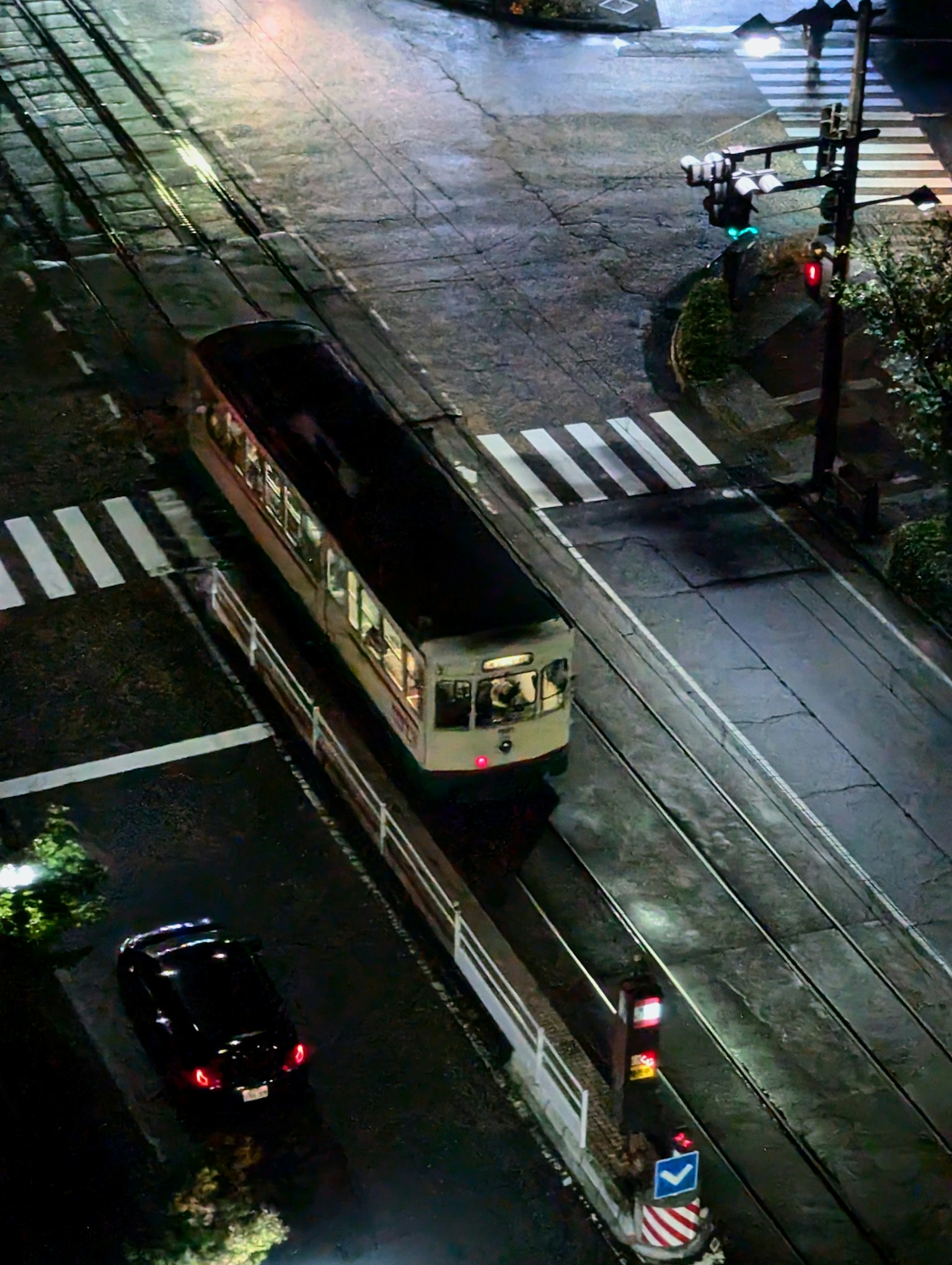 รถรางที่ข้ามสี่แยกในตอนกลางคืนพร้อมสัญญาณไฟจราจร
