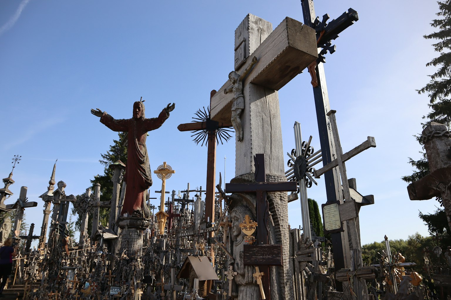 Paisaje de un cementerio con cruces y estatuas religiosas