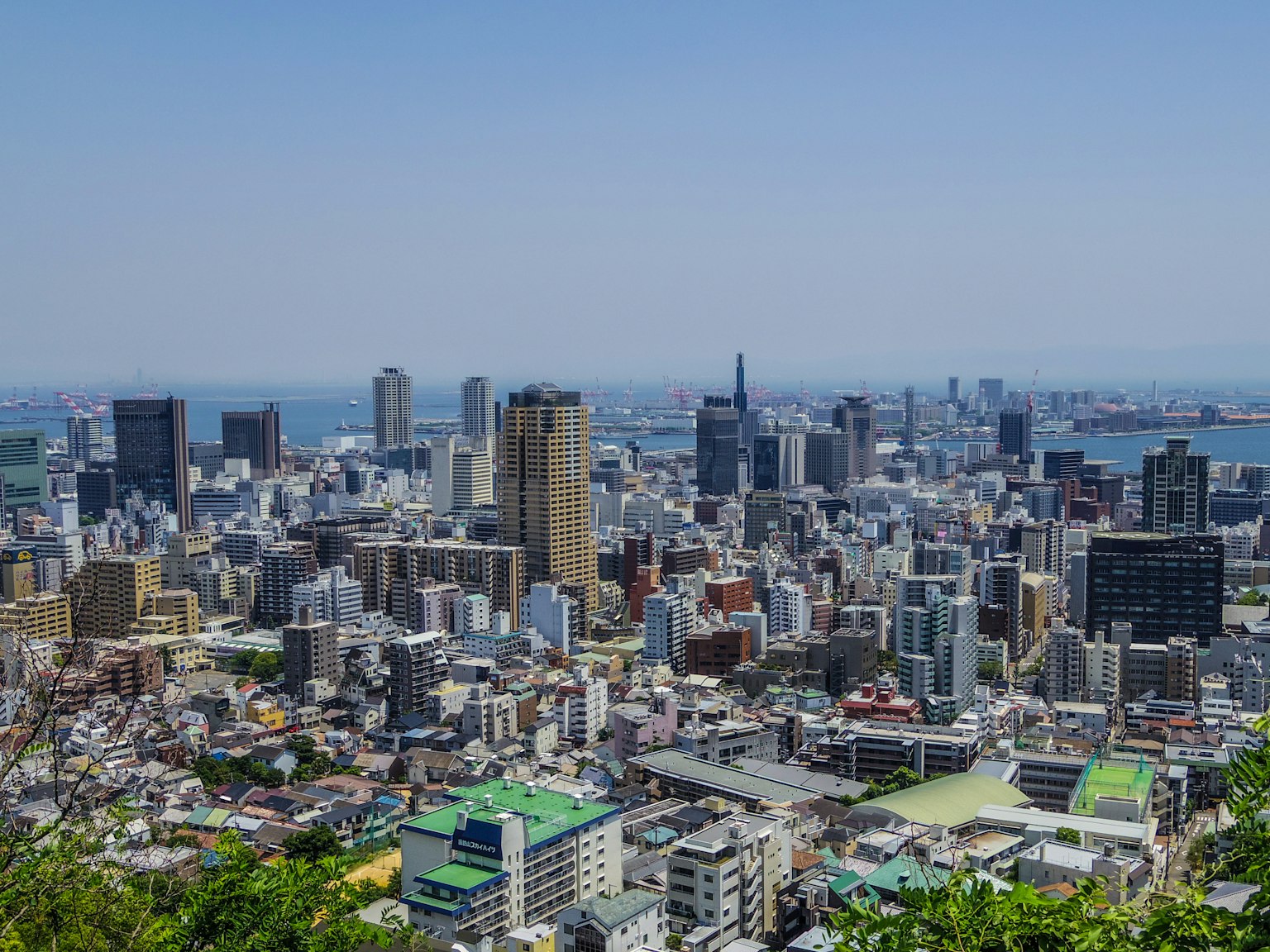 Vue panoramique d'une ville avec des gratte-ciels et la mer