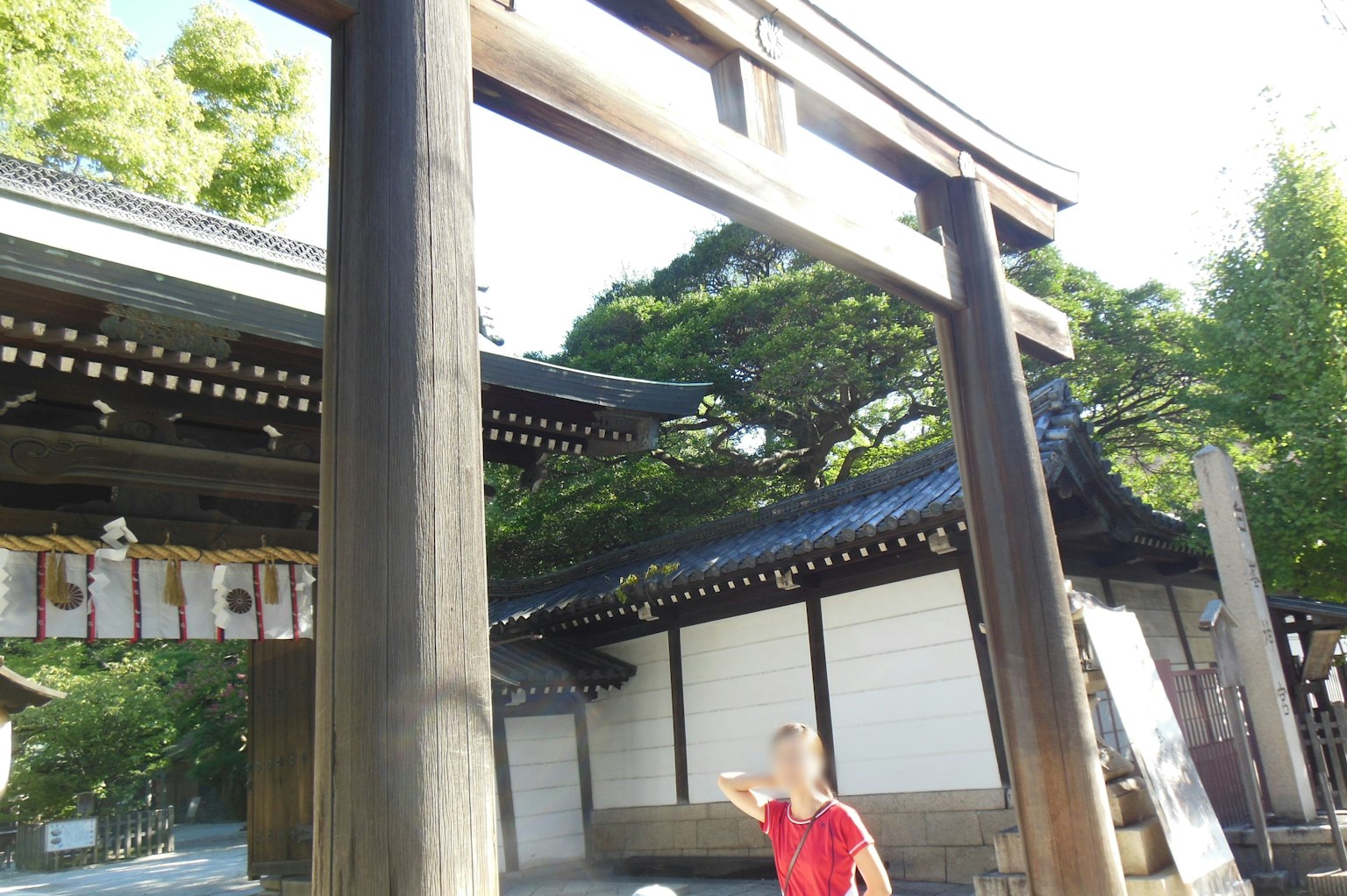 Grand torii et bâtiments traditionnels dans un cadre serein