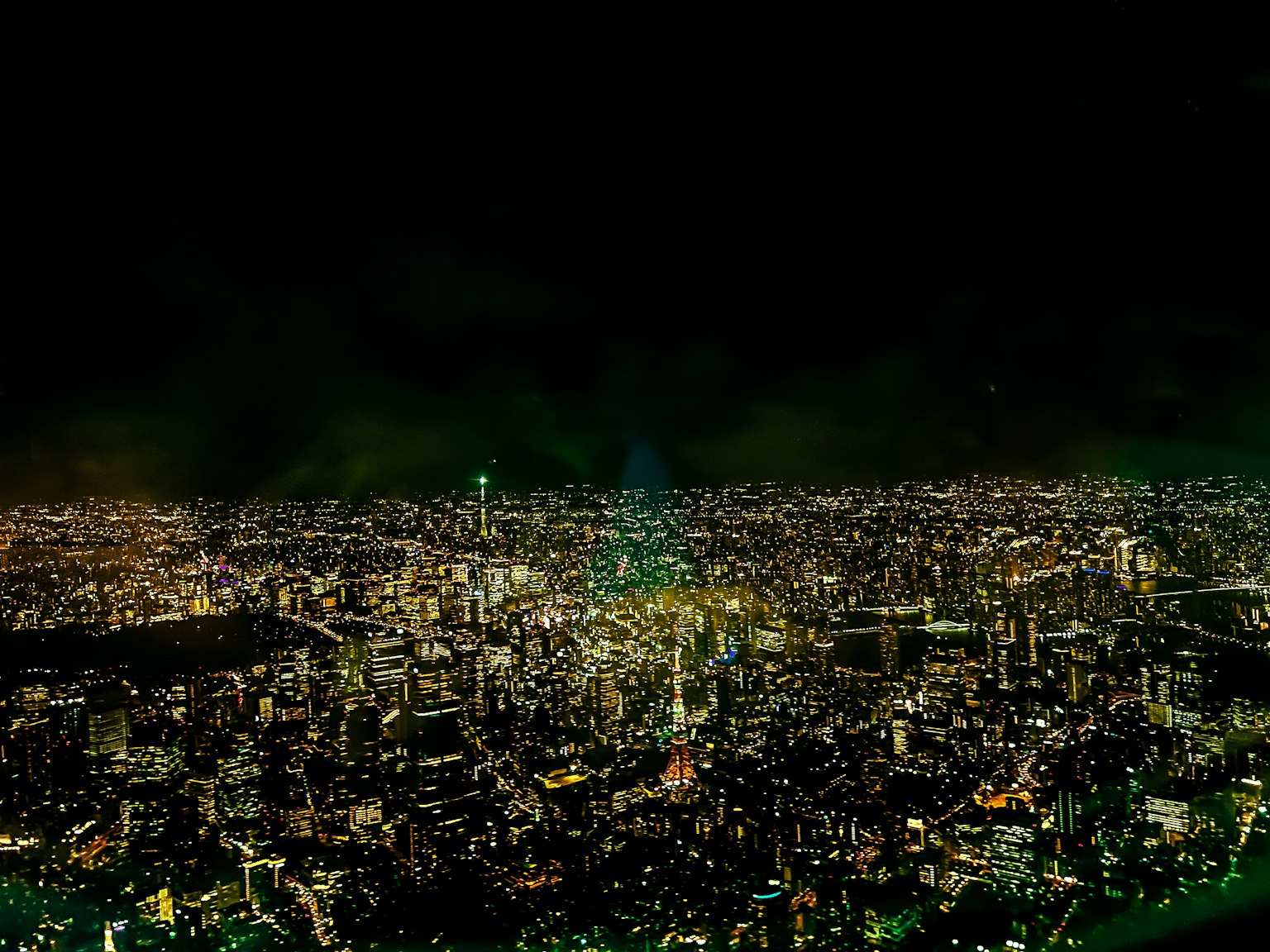 Pemandangan panorama menakjubkan melihat ke atas langit malam Tokyo