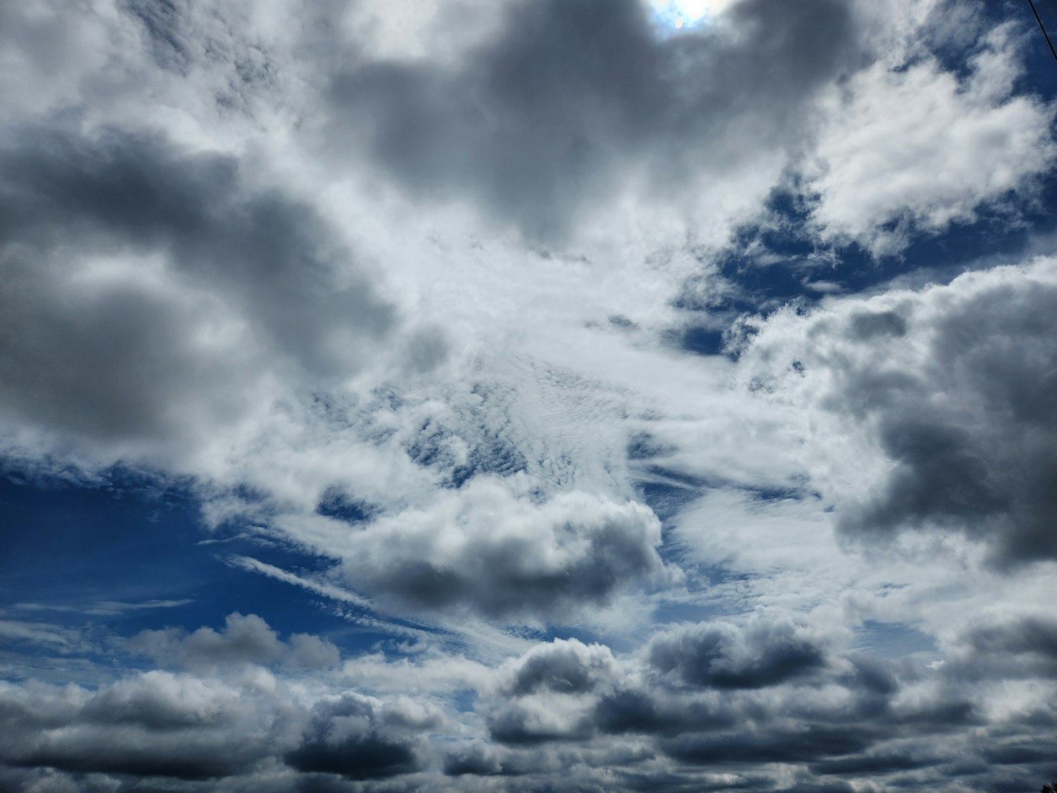 Blauer Himmel mit verstreuten weißen Wolken
